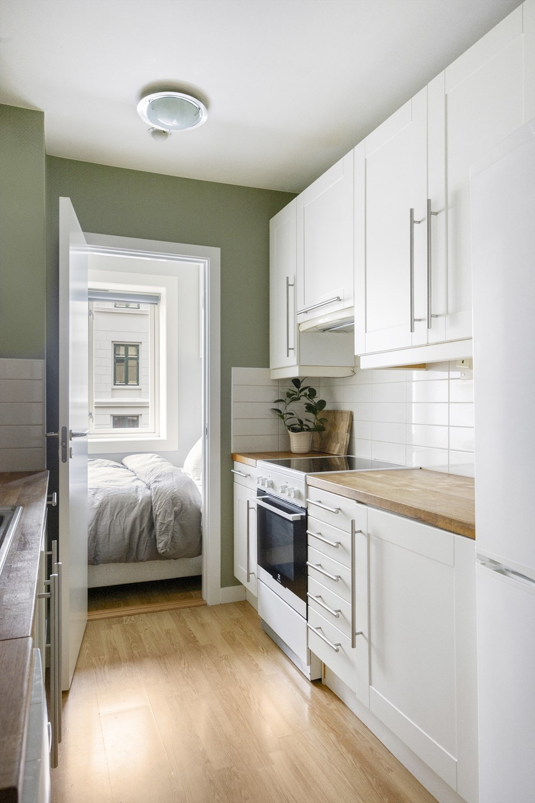 Kjøkkenet er utstyrt med frittstående hvitevarer og opplegg for oppvaskmaskin. Kullfilterventilator over kokesonen. Galleribilde