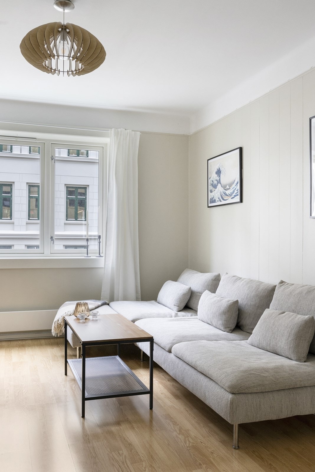 Innvendige gulv i leiligheten er belagt med laminat. Galleribilde