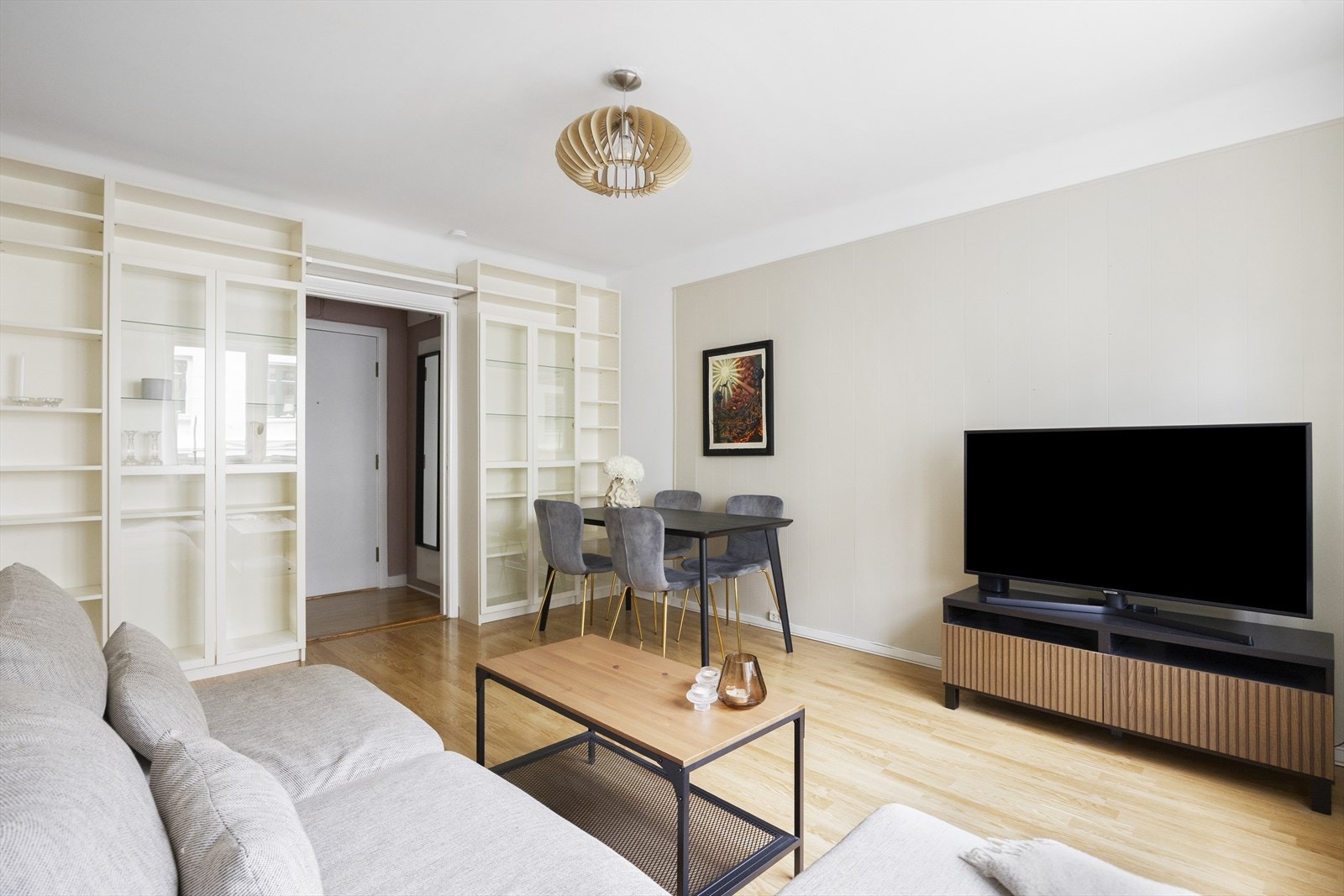 I stuen er det god plass til sofa og tv med tilhørende medie- og oppbevaringsmøblement, samt et spisebord. Galleribilde