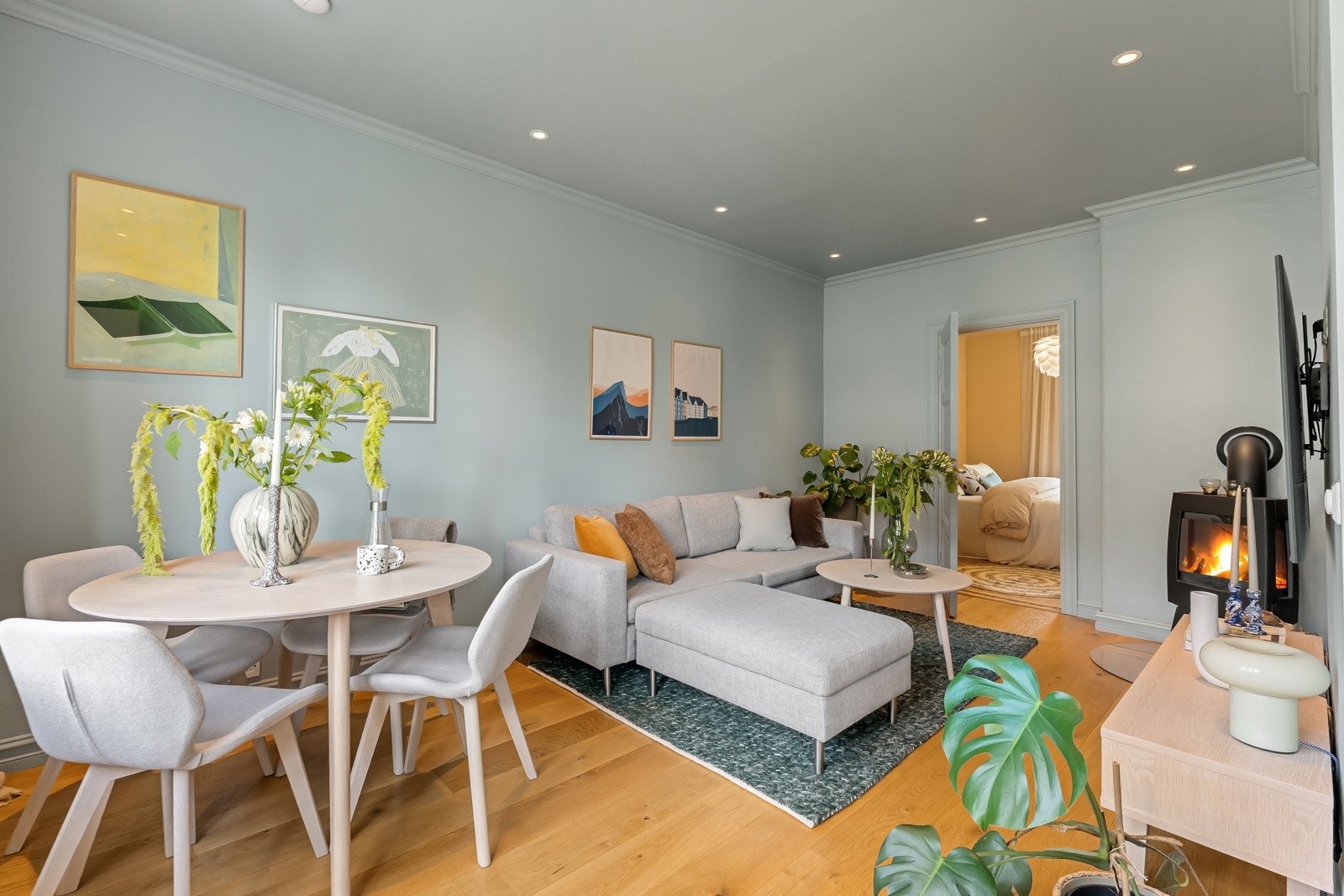 Stuens åpne løsning inn til kjøkkenet gjør dette til et svært sosialt rom, perfekt for hyggelige kvelder med venner og familie Galleribilde