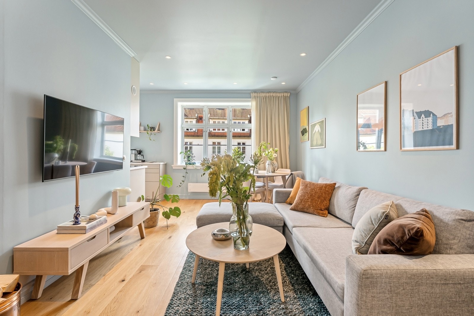 Leiligheten har en lys og luftig stue med store vindusflater som gir rikelig med naturlig lysinnslipp. Rommet har mange møbleringsmuligheter etter behov, med god plass til sofa, tv-møblement og stort spisebord Galleribilde