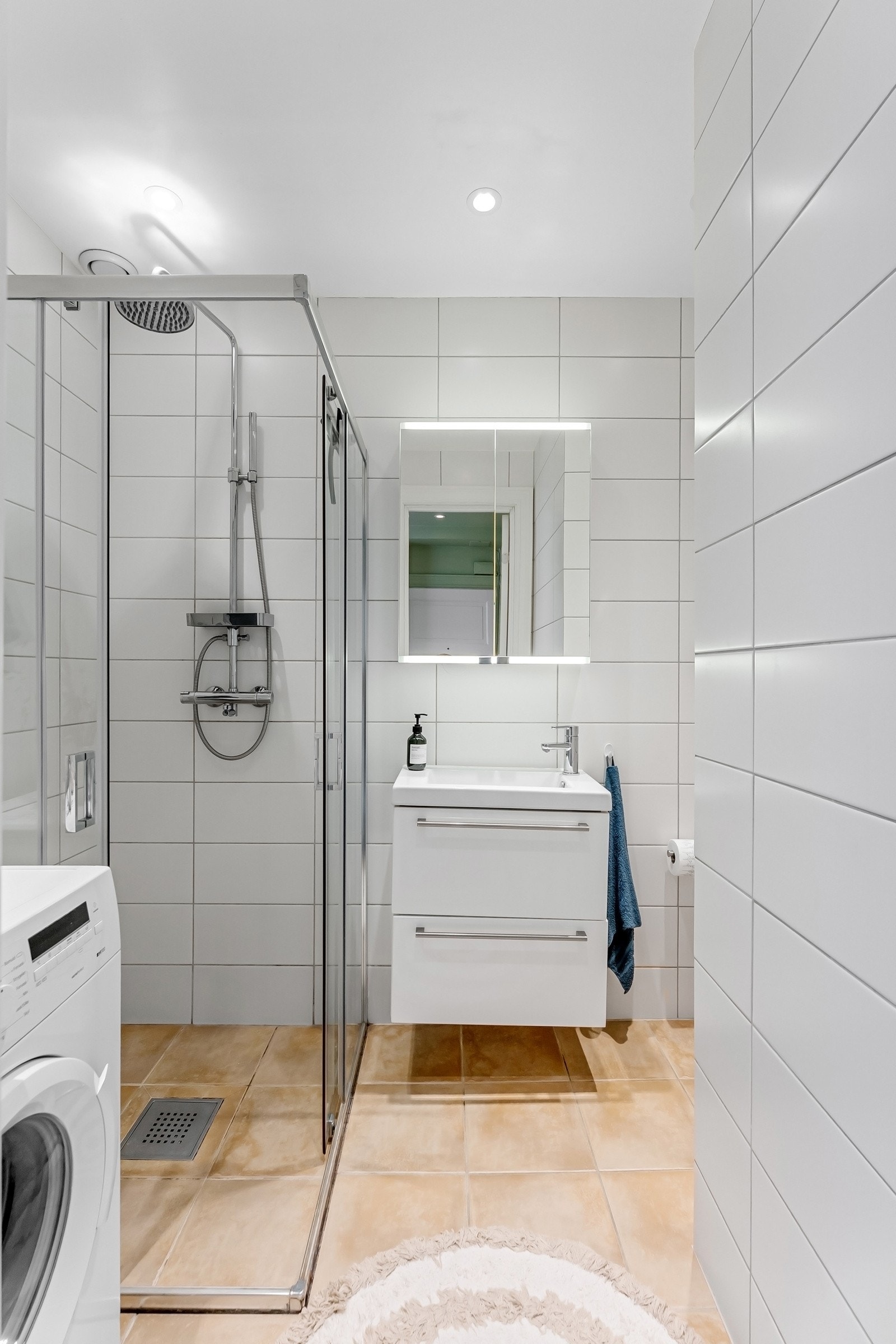 Lyst flislagt bad fra 2015 av god størrelse, med varmekabler i gulv. Baderommet har god oppbevaringsplass i servantskap med glatte fronter, og heldekkende servant, samt speilskap på vegg over servant Galleribilde