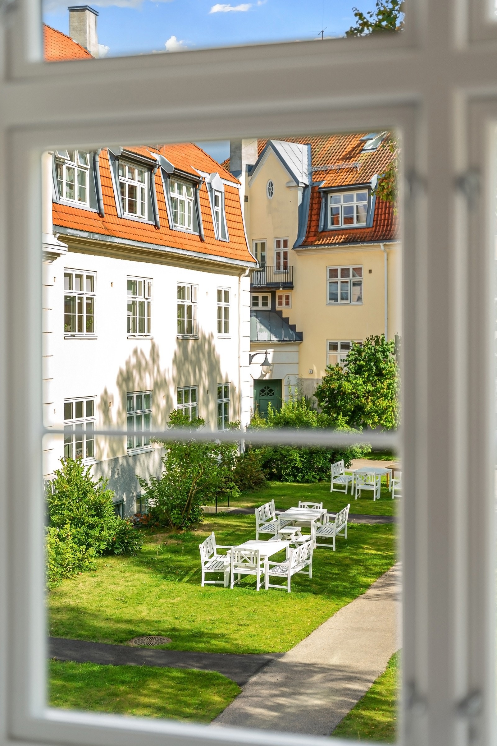 Hyggelig utsyn over felles bakgård fra soveromsvinduet Galleribilde