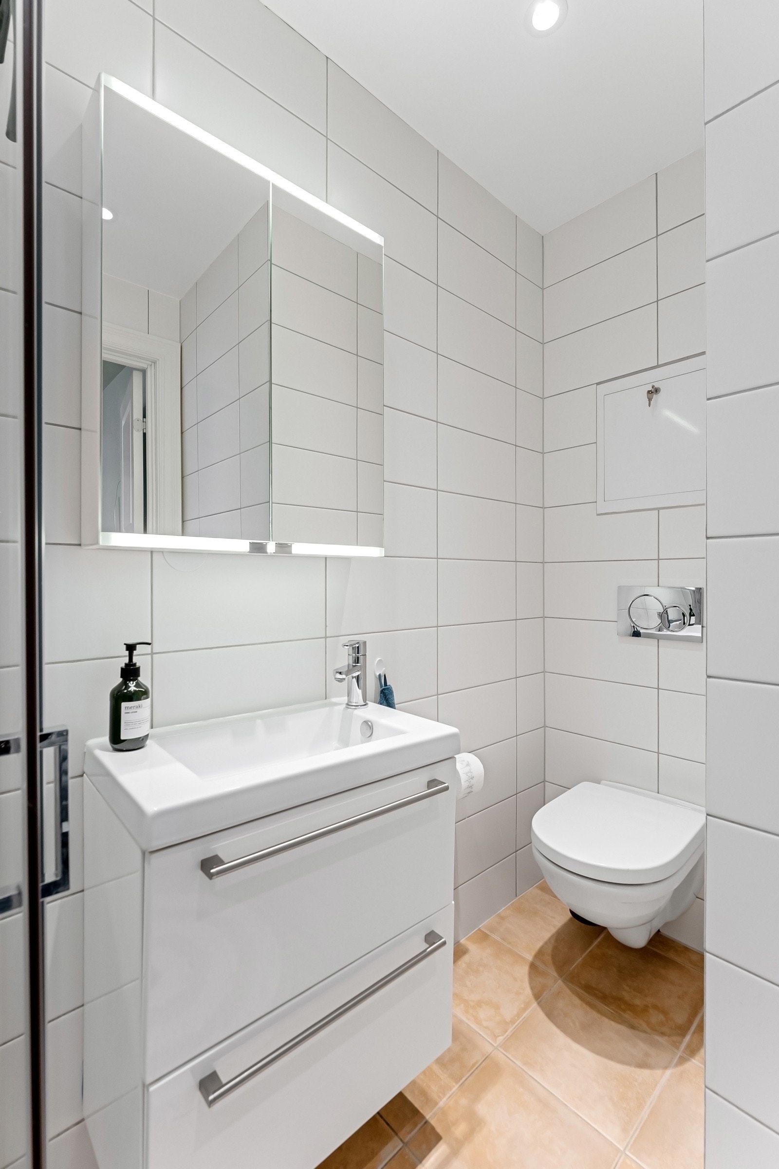 Her er det også plass til ytterligere oppbevaringsmøblement ved behov. Videre har baderommet vegghengt w.c., nedsenket dusjhjørne med skyvedører i glass, og opplegg for vaskemaskin. Ny varmtvannstank i 2023 Galleribilde