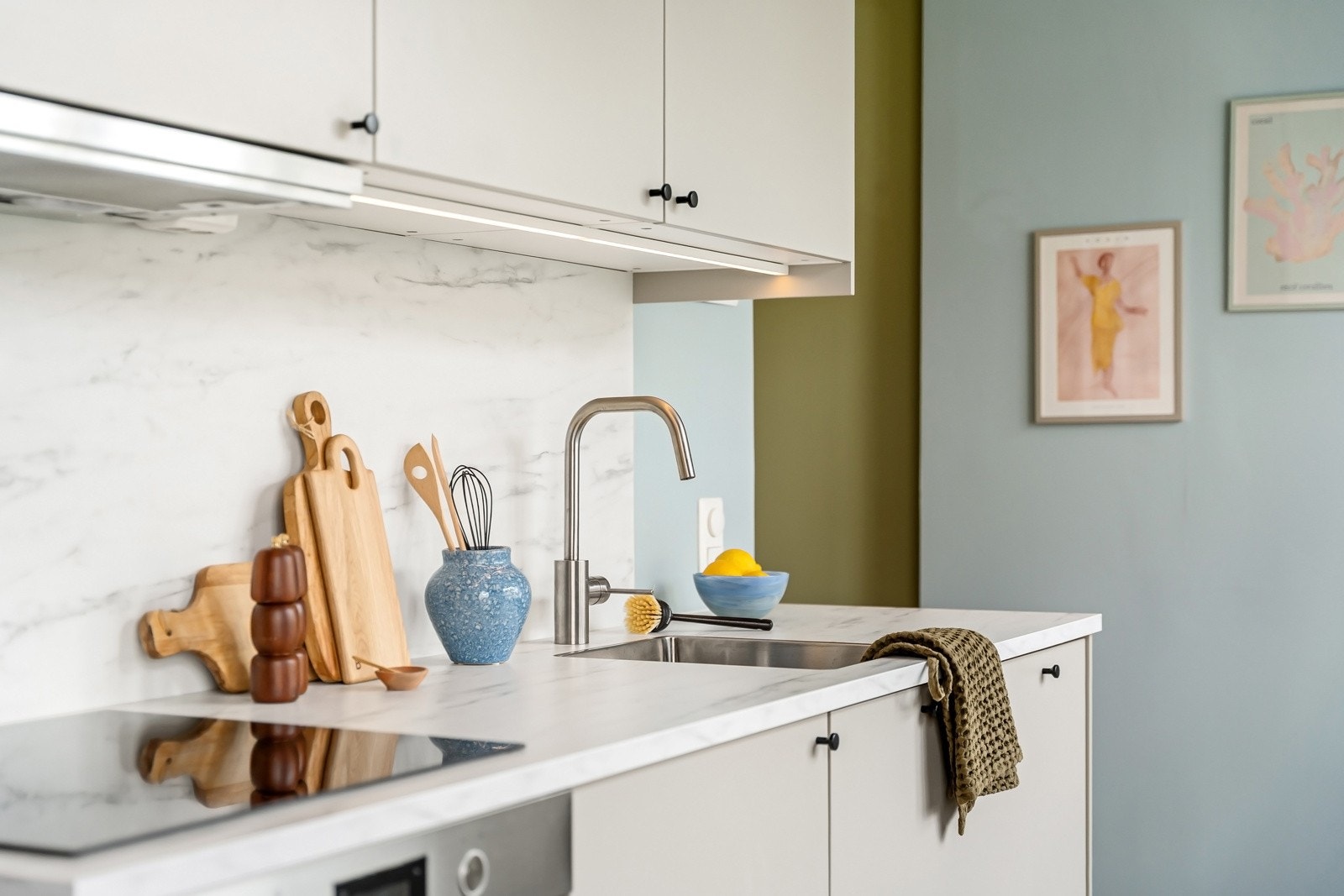 Lys under overskap for gode arbeidsforhold. Komfyrvakt samt aquastop/lekkasjevarsler med sensorer og magnetventil er installert Galleribilde