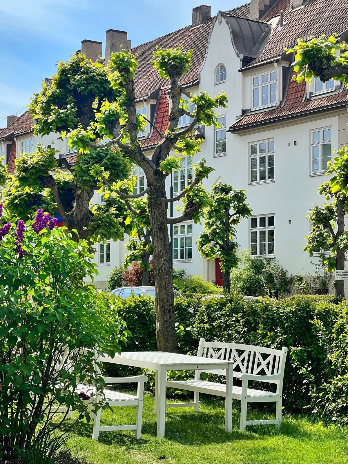 Kvartalet har vakker bakgård opparbeidet med asfalterte og brosteinsbelagte internveier, og innehar frodige omgivelser med beplantning Galleribilde