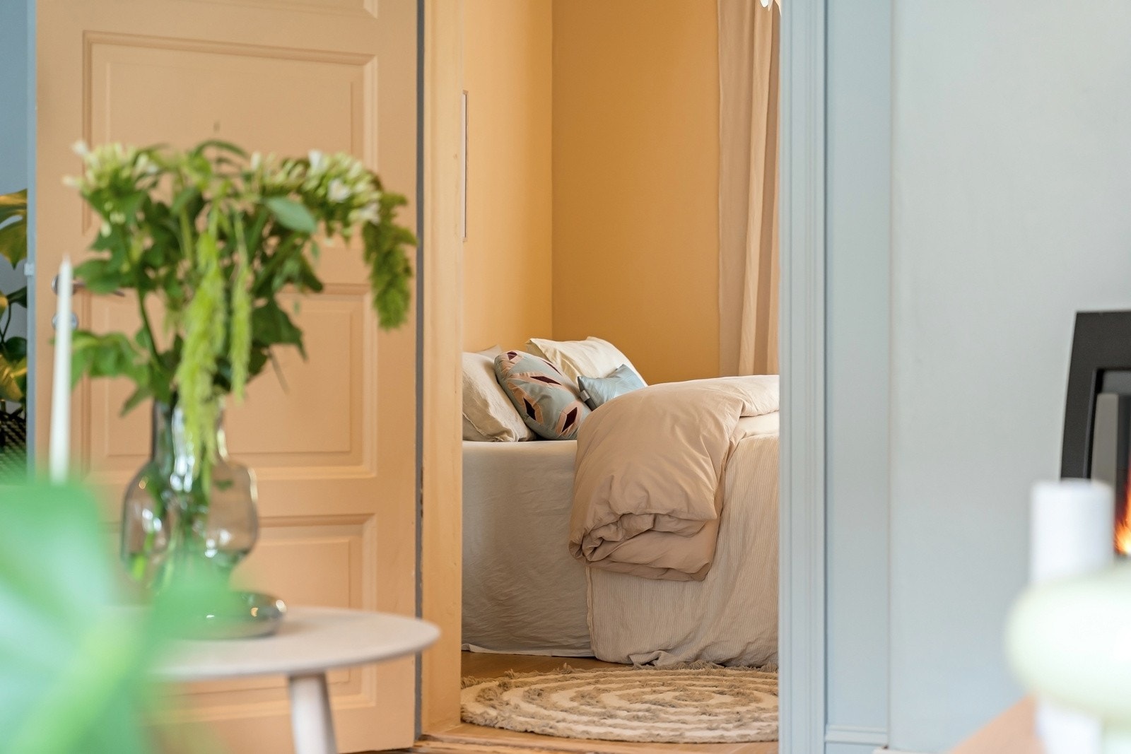 Videre følger romslig soverom vendt ut mot gårdens fantastiske bakgård Galleribilde