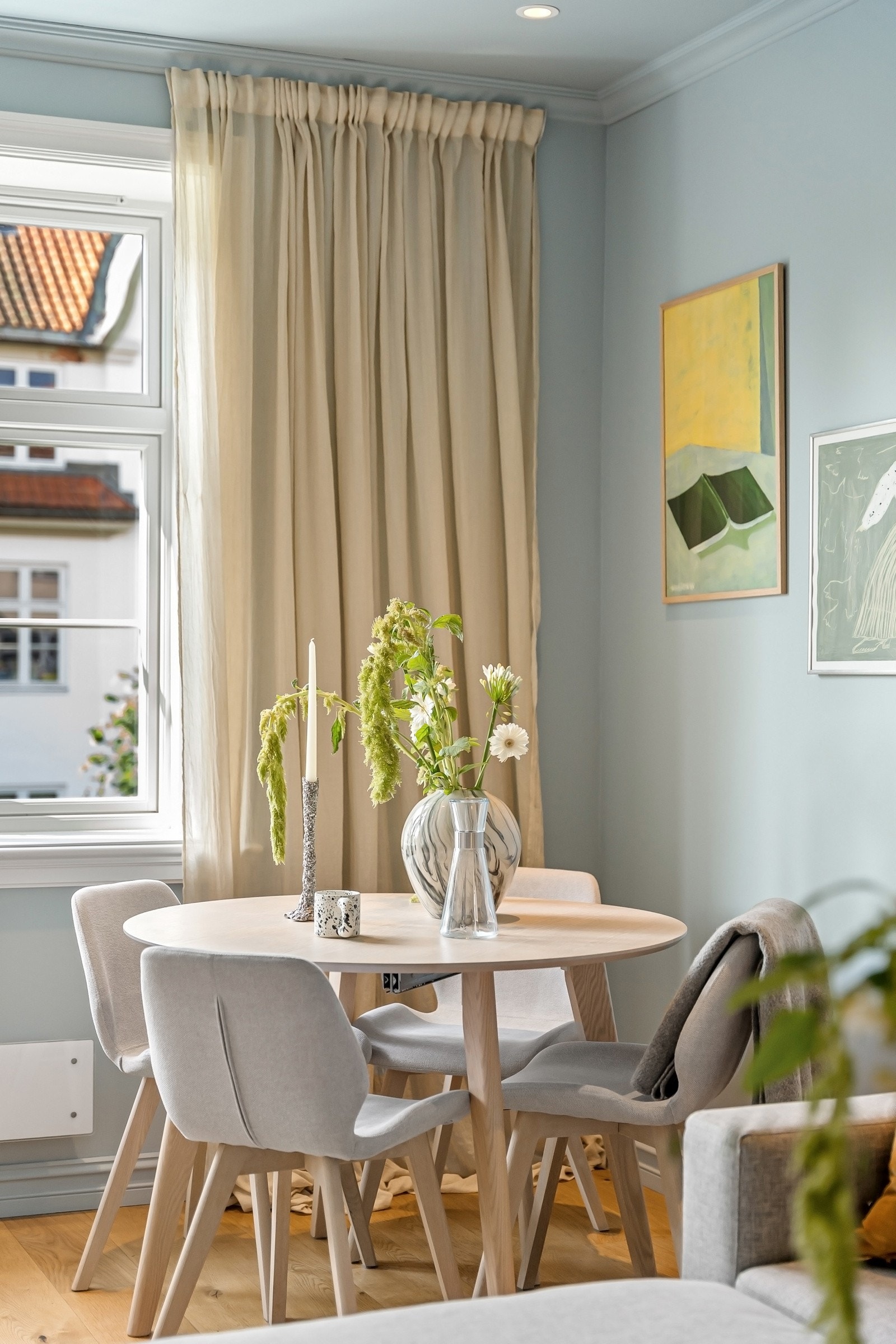 Her er det naturlig plass til spisebord ut mot stuens store vinduer Galleribilde