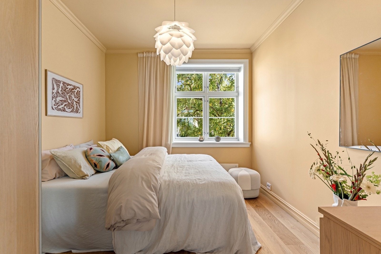 Her er det god plass til dobbeltseng, nattbord og garderobeløsninger Galleribilde