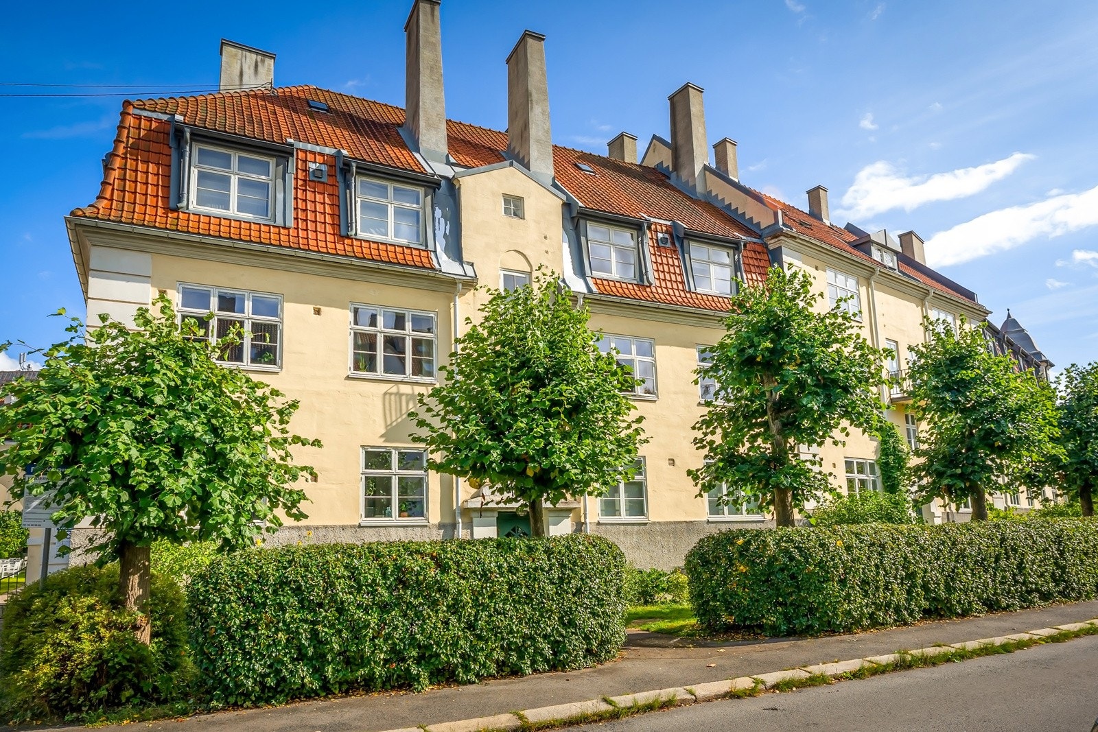Lindern Hageby er et svært ettertraktet område for både barn og voksne i alle aldre, og her finner man nydelige forhager samt noen av byens flotteste bakgårder, der solforhold, utnyttelse og beplantning er helt upåklagelig Galleribilde
