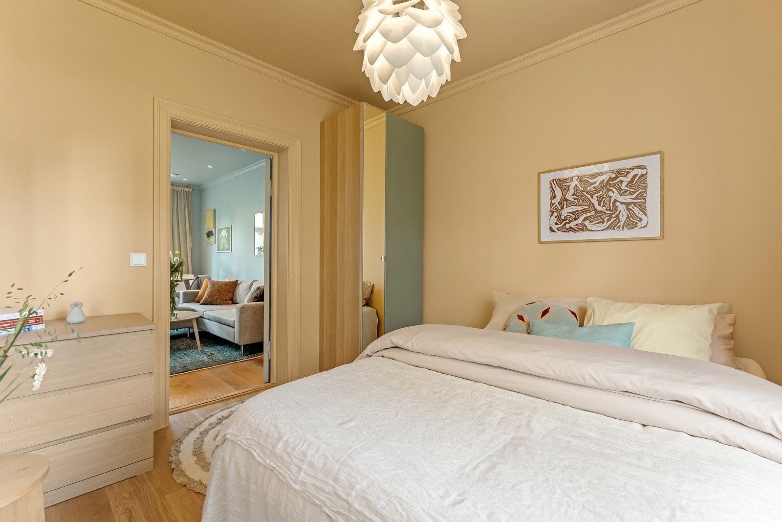 Rommet er i likhet med resten av leiligheten malt i duse moderne farger, som gir en god romfølelse Galleribilde