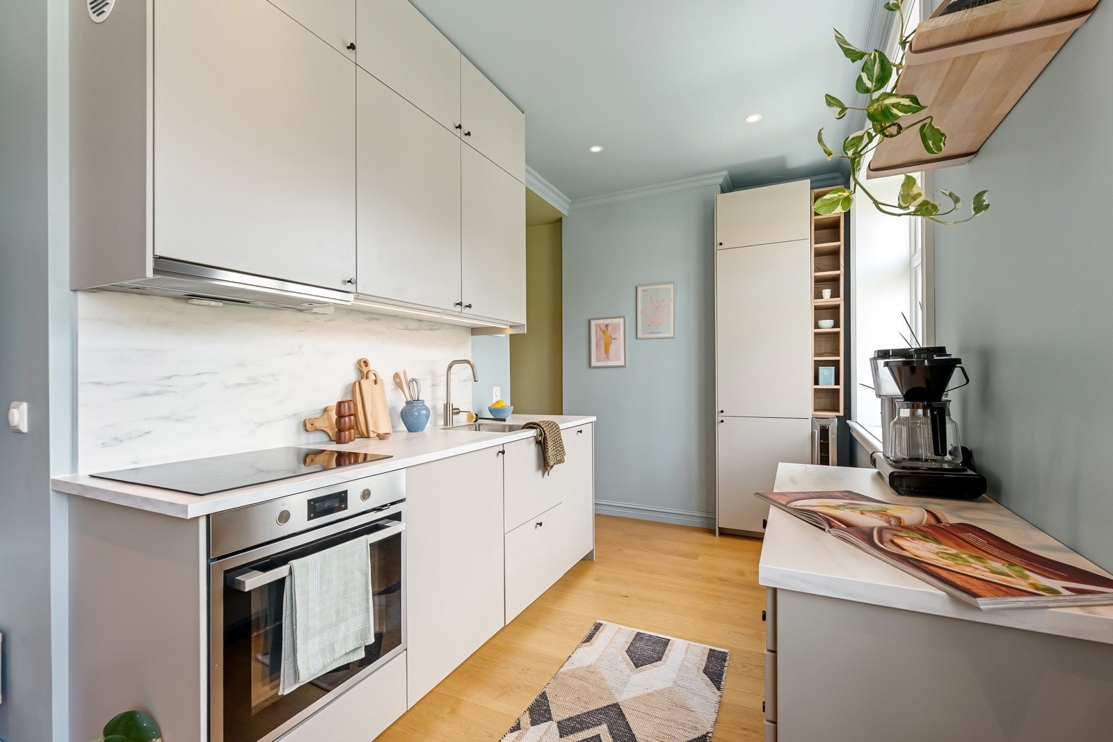 Innredningen er utført i glatte fronter med god skap- og benkeplass, med slitesterk benkeplate og nedfelt kum i stål Galleribilde