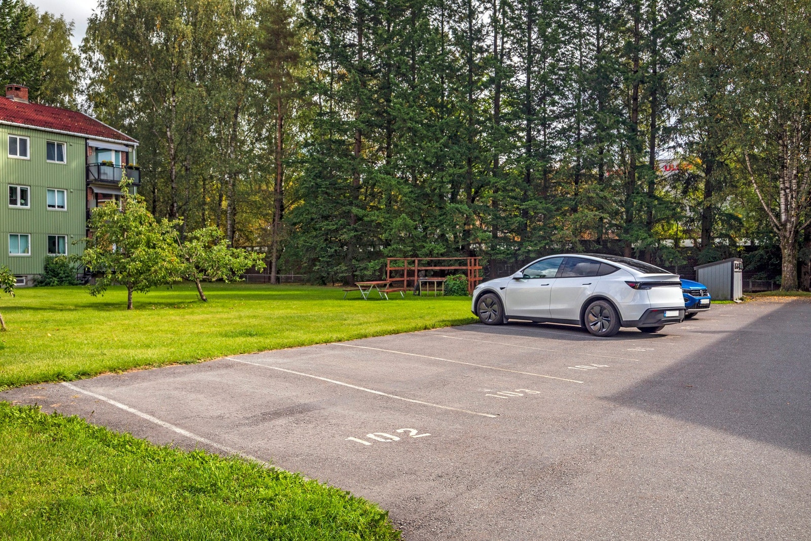Hver seksjon har mulighet til å leie parkeringsplass på sameiets felles parkering. Galleribilde