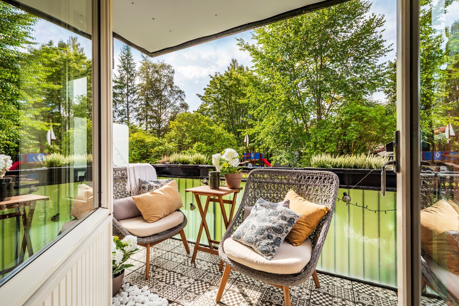 Balkongen er på ca. 5 kvm, med plass til utemøblement. Galleribilde