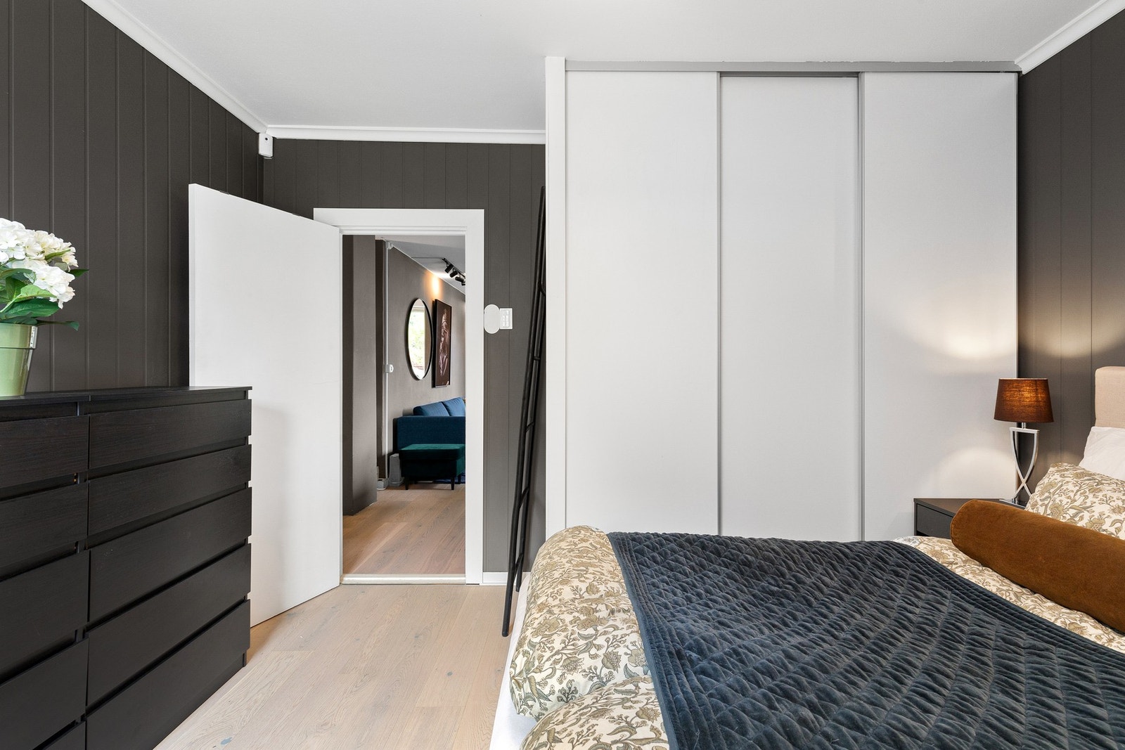 Godt med oppbevaringsplass i garderobeskap. Galleribilde