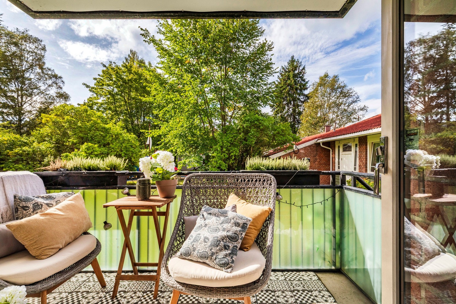 Boligen byr blant annet på denne solrike, sydvestvendte balkongen. Galleribilde