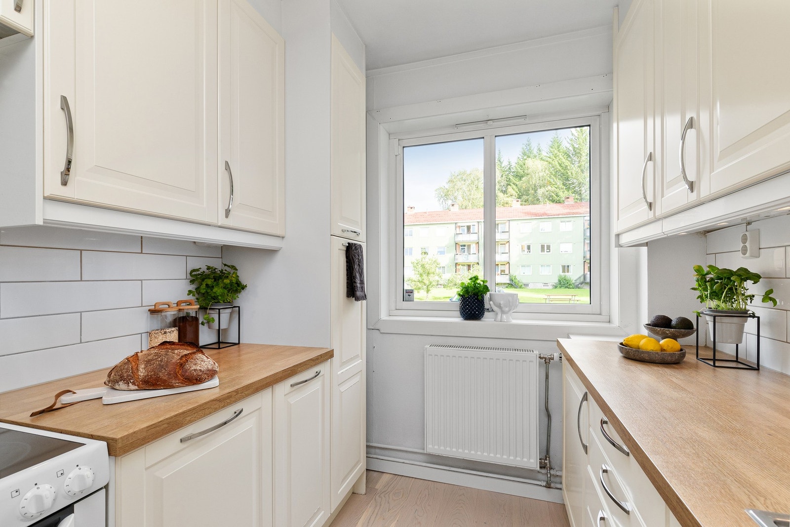 Vinduet gir godt med lysinnslipp til kjøkkenet. Galleribilde