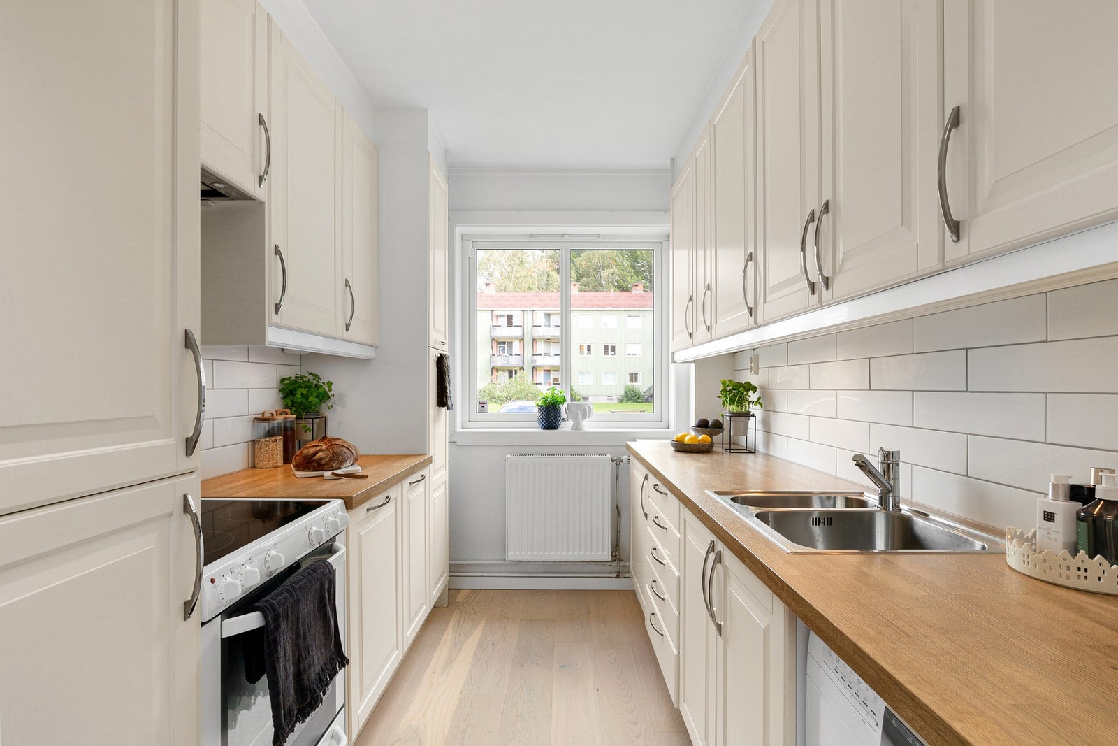 Lyst og romslig separat kjøkken. Galleribilde