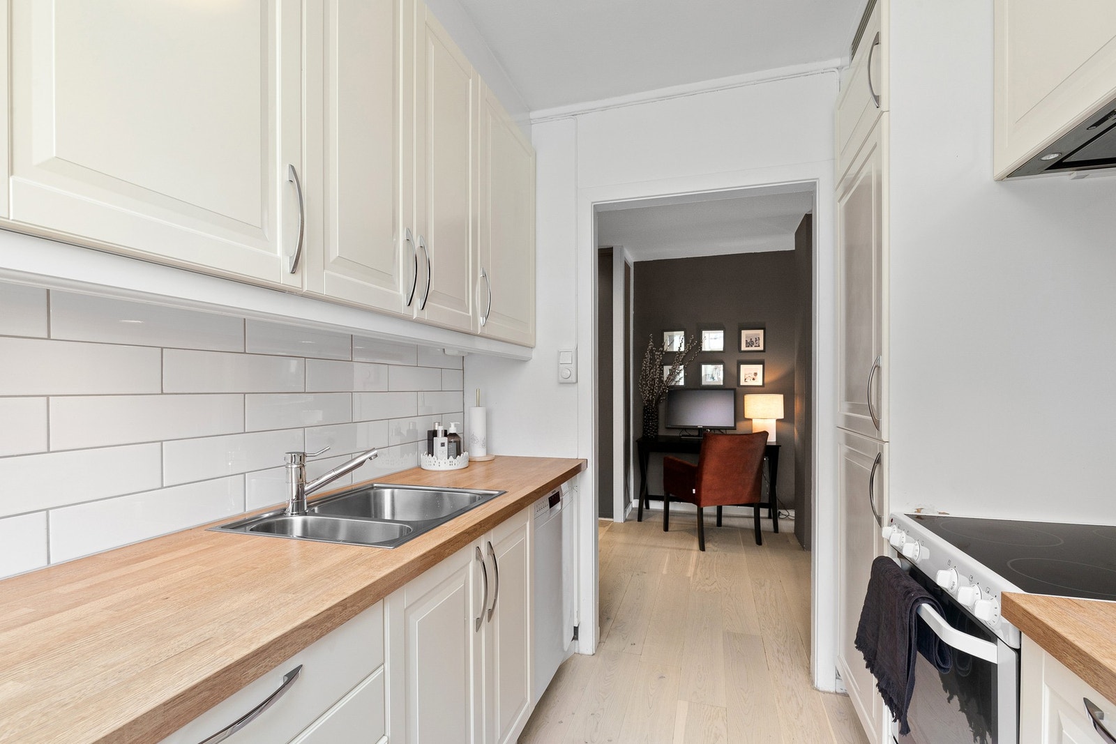 Det er godt med skap- og benkeplass på kjøkkenet. Galleribilde