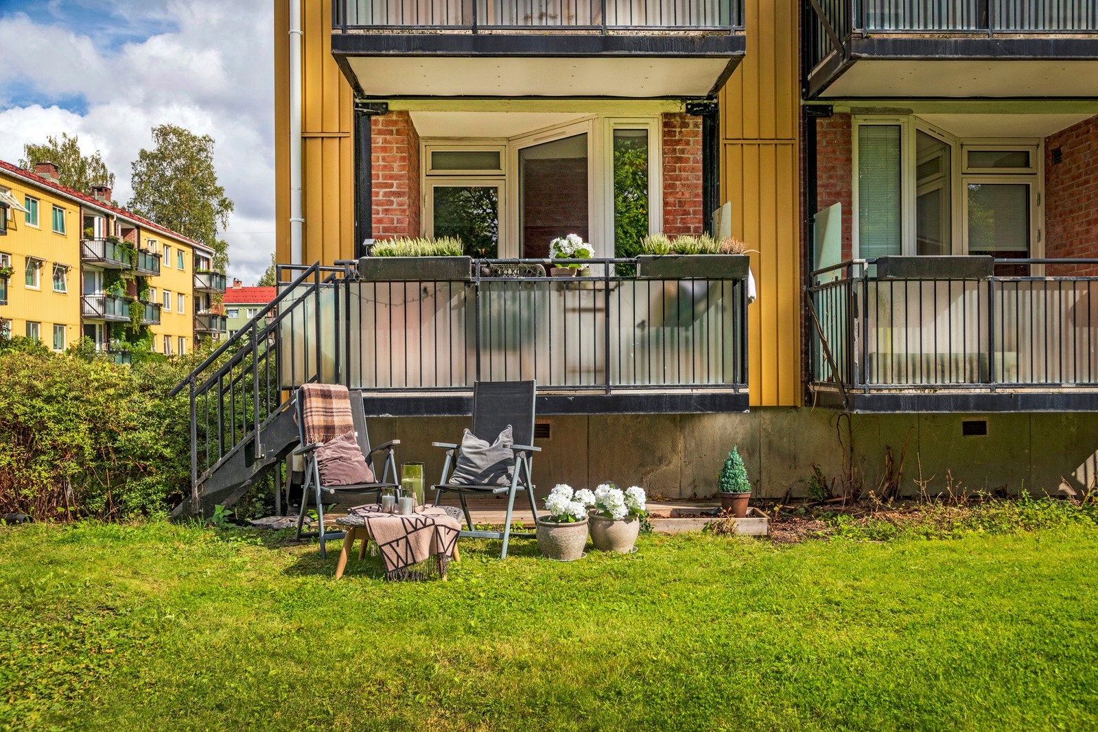 Beliggende i byggets 1.etasje, her har du direkte adkomst til felles hage fra balkongen. Galleribilde