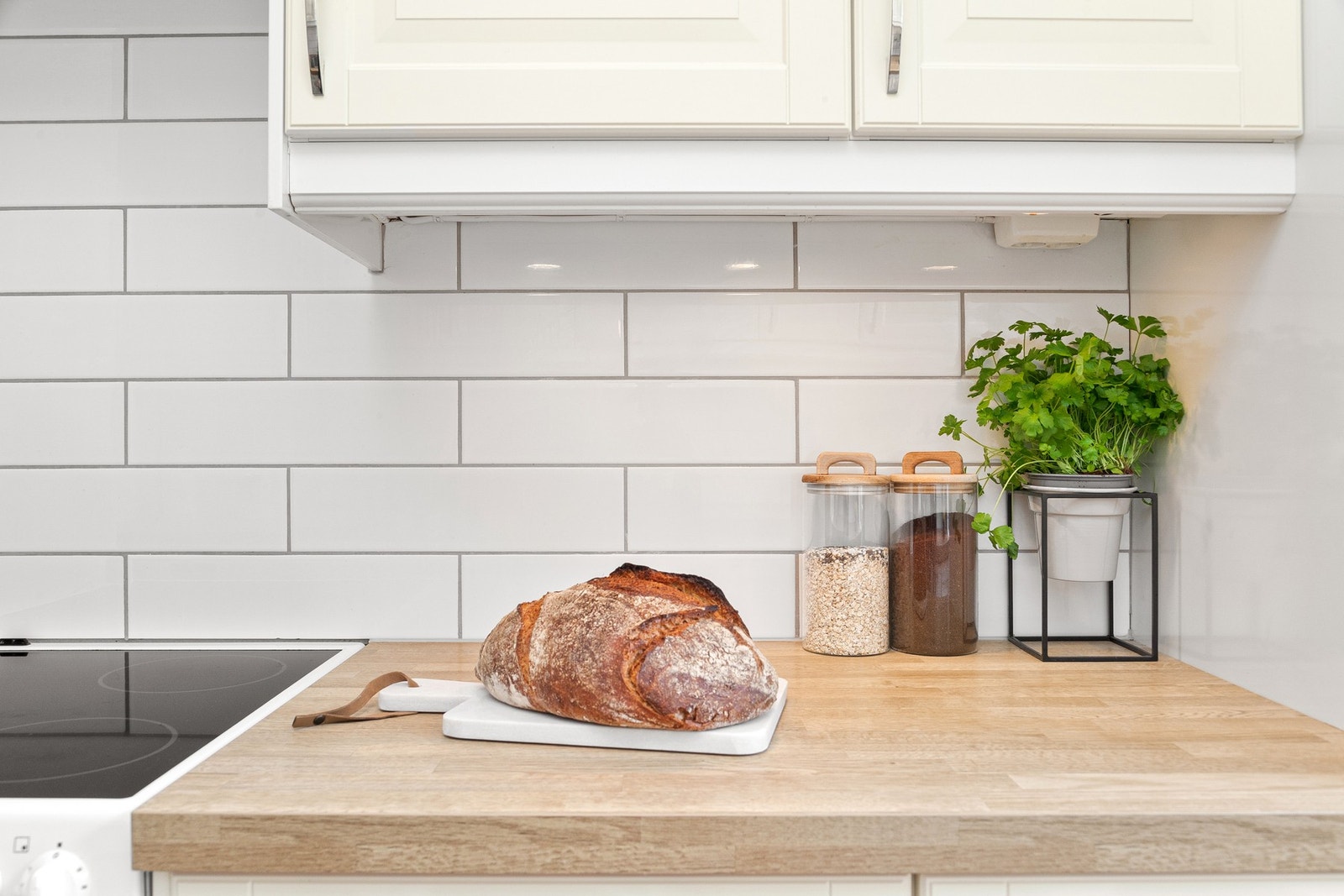 Det er fliser på vegg over benken. Galleribilde