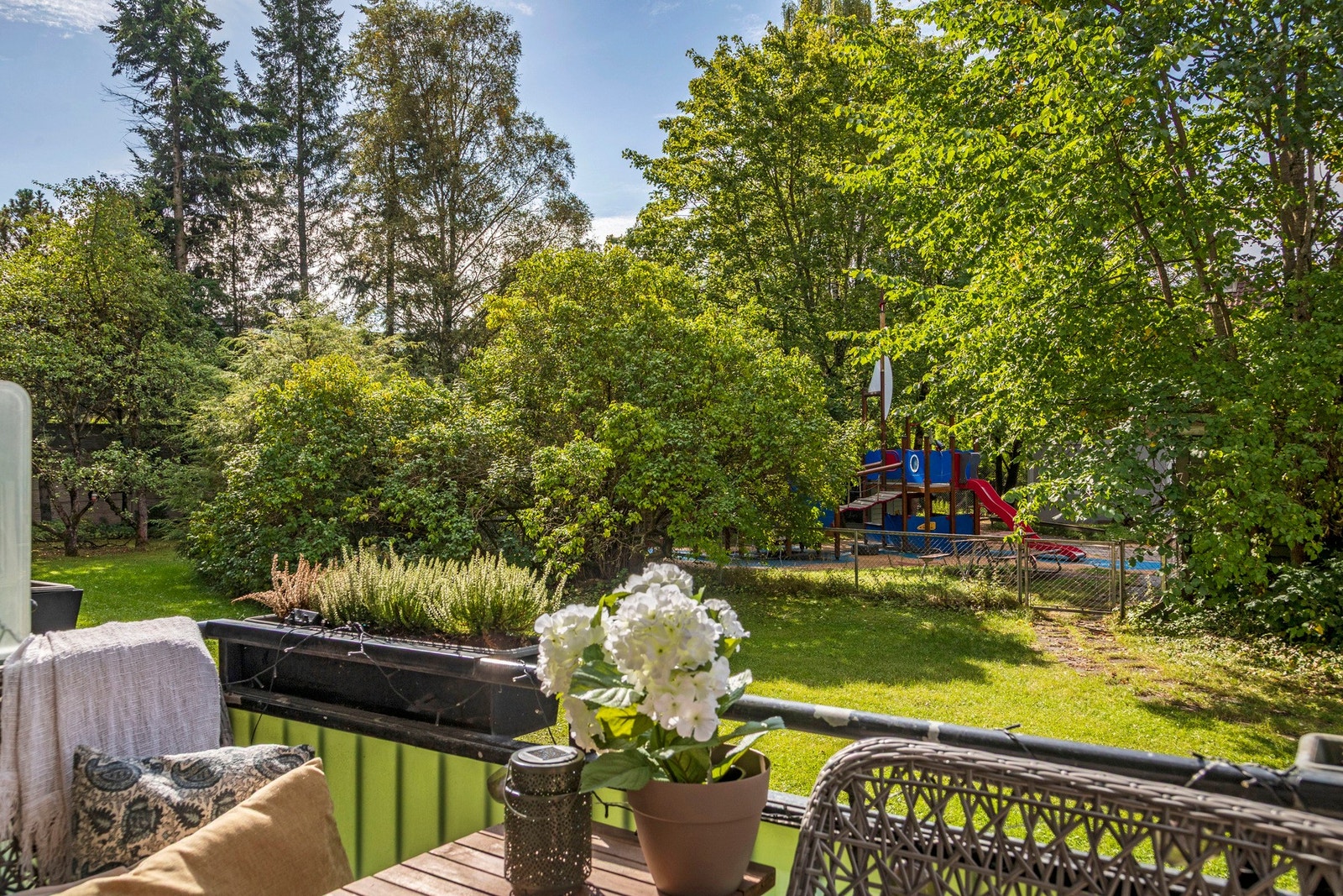 Balkongen ligger skjermet og usjenert til med utsyn mot grønne omgivelser. Galleribilde