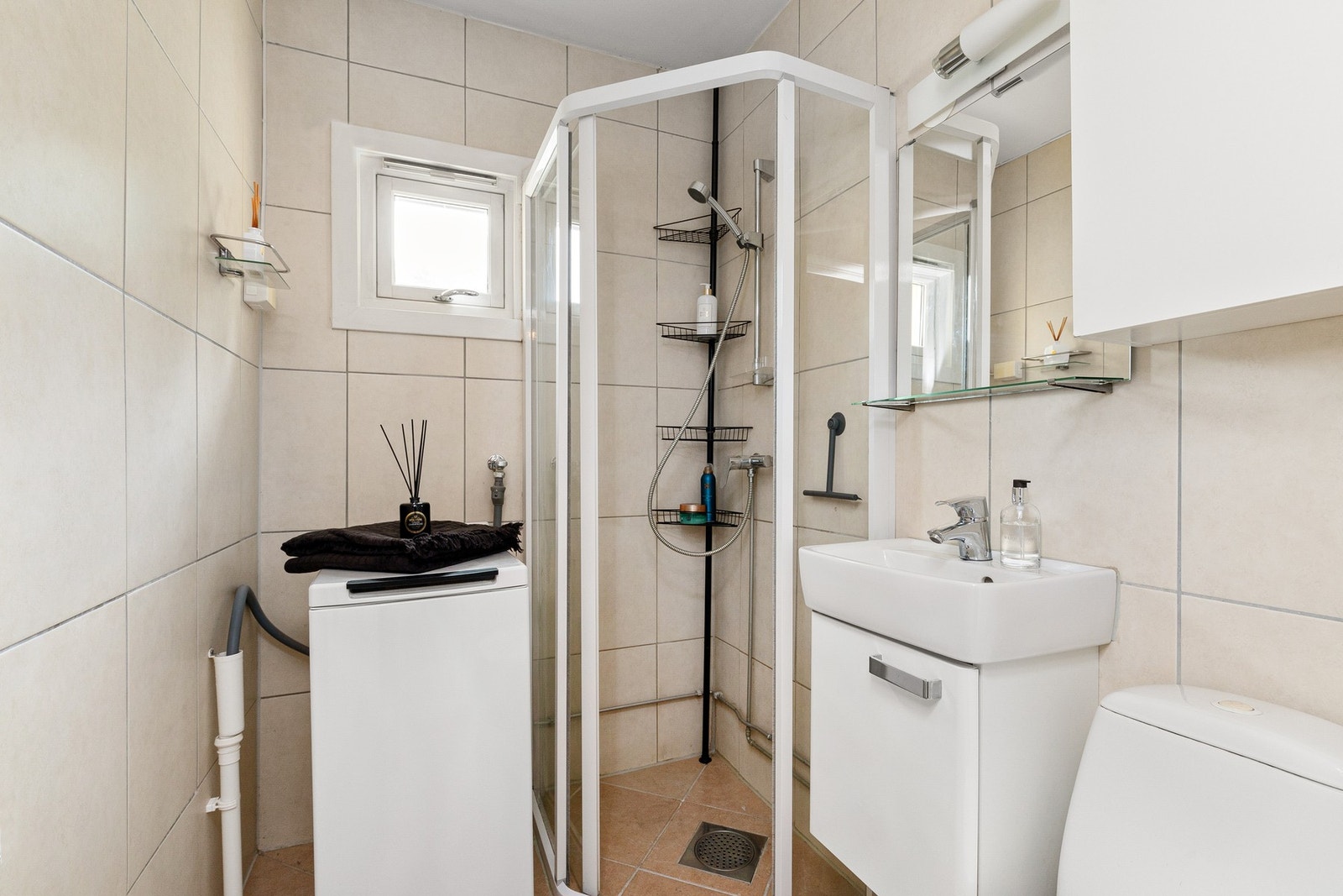 Det er opplegg for vaskemaskin. I tillegg har sameiet fellesvaskeri. Galleribilde