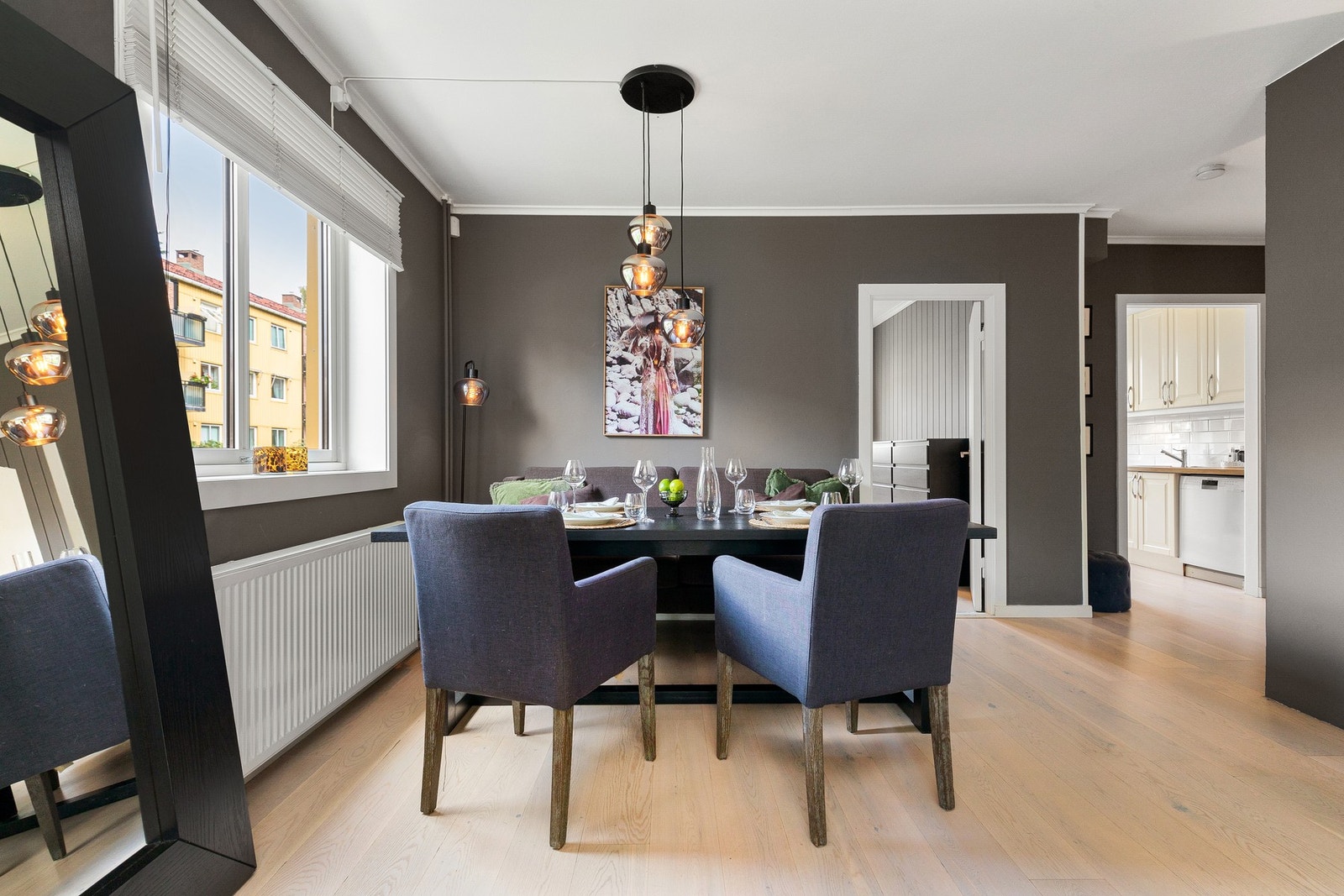 Naturlig sone for spisebord i stuen. Galleribilde