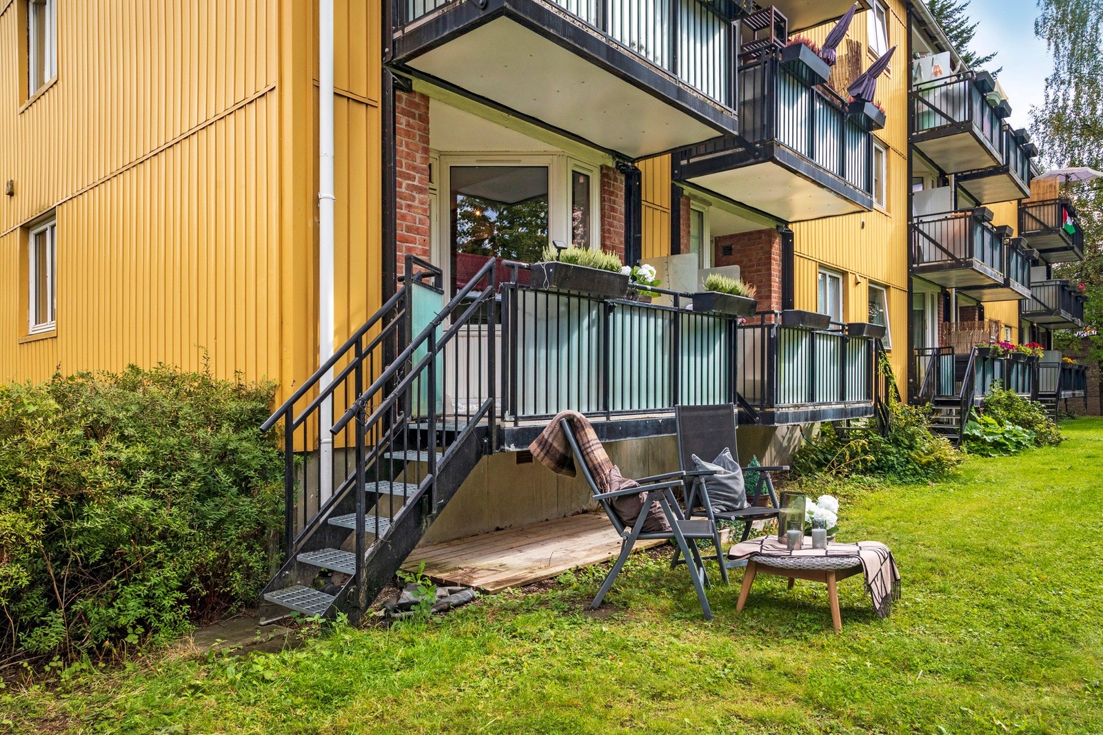 Fra balkongen har du direkte adkomst via trapp ned til felles hagen. Galleribilde