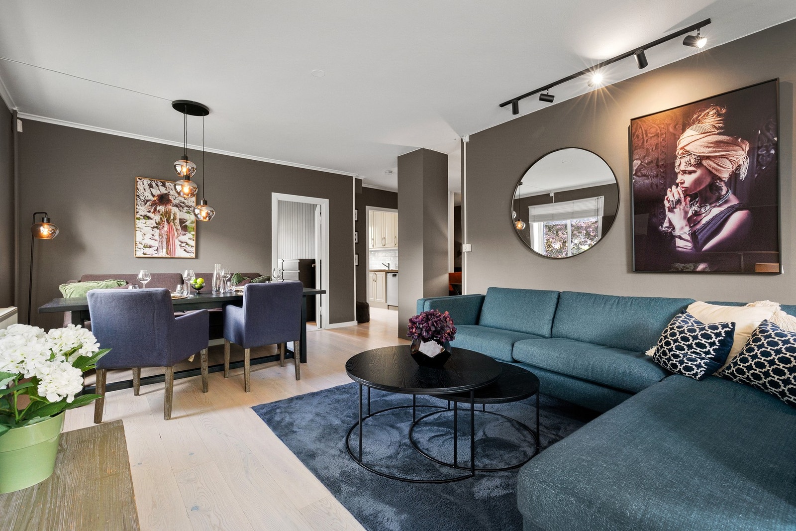 Stuen er malt i en behagelig, tidsriktig farge. Galleribilde