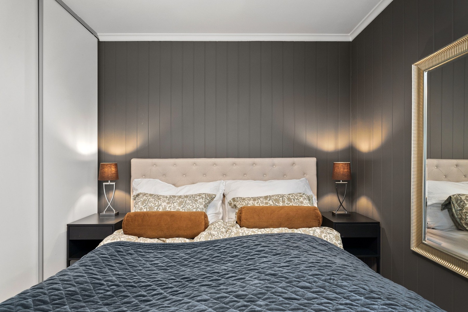 Det er god plass til dobbeltseng og tilhørende nattbord. Galleribilde