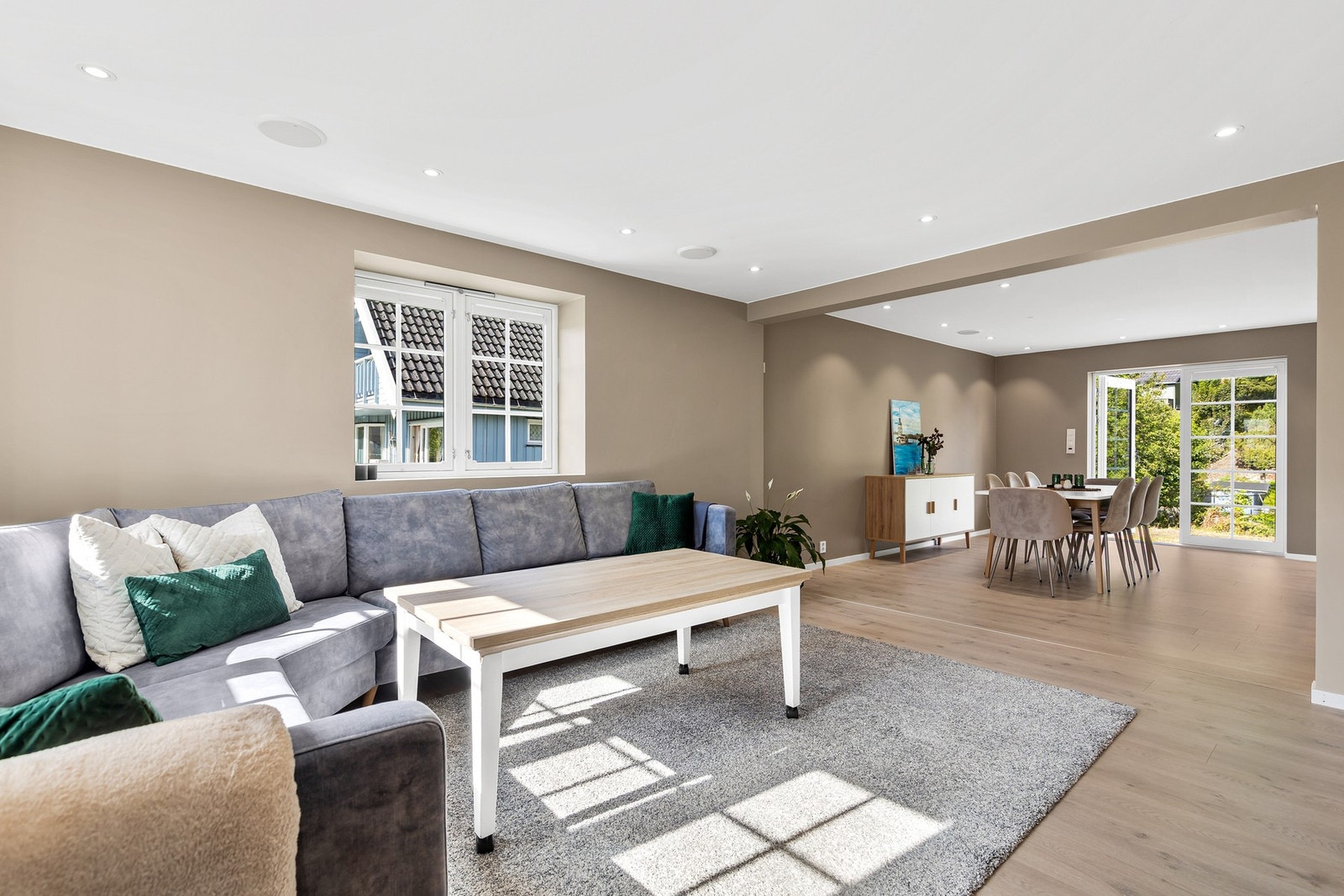 Rommet er enkelt å møblere med både sofagruppe, spisebord og øvrig innredning Galleribilde