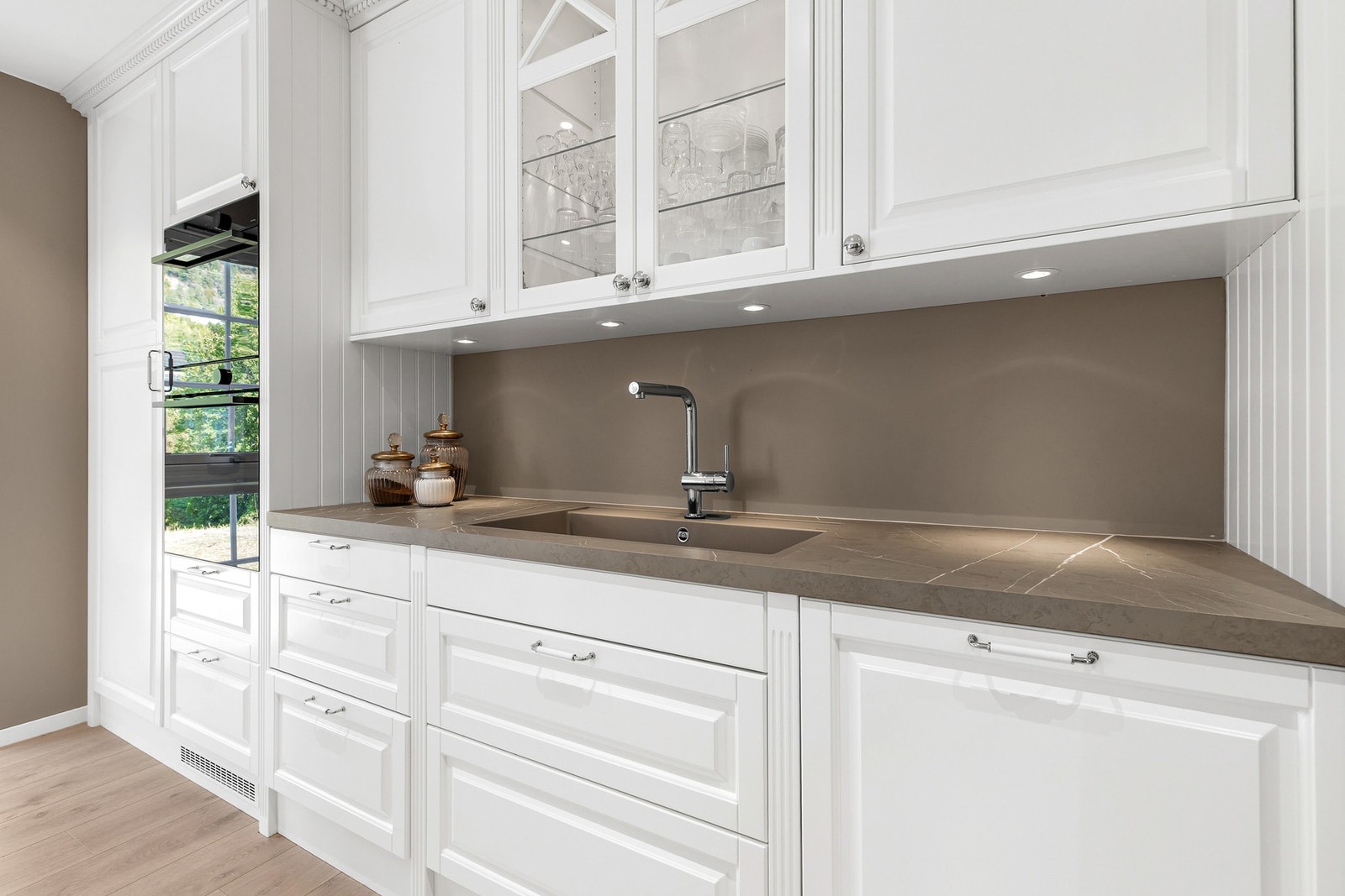 Kjøkkenet har integrerte hvitevarer kan styres med app og at kjøkkenkran med touch system. Det er godt med belysning på kjøkkenet. Galleribilde