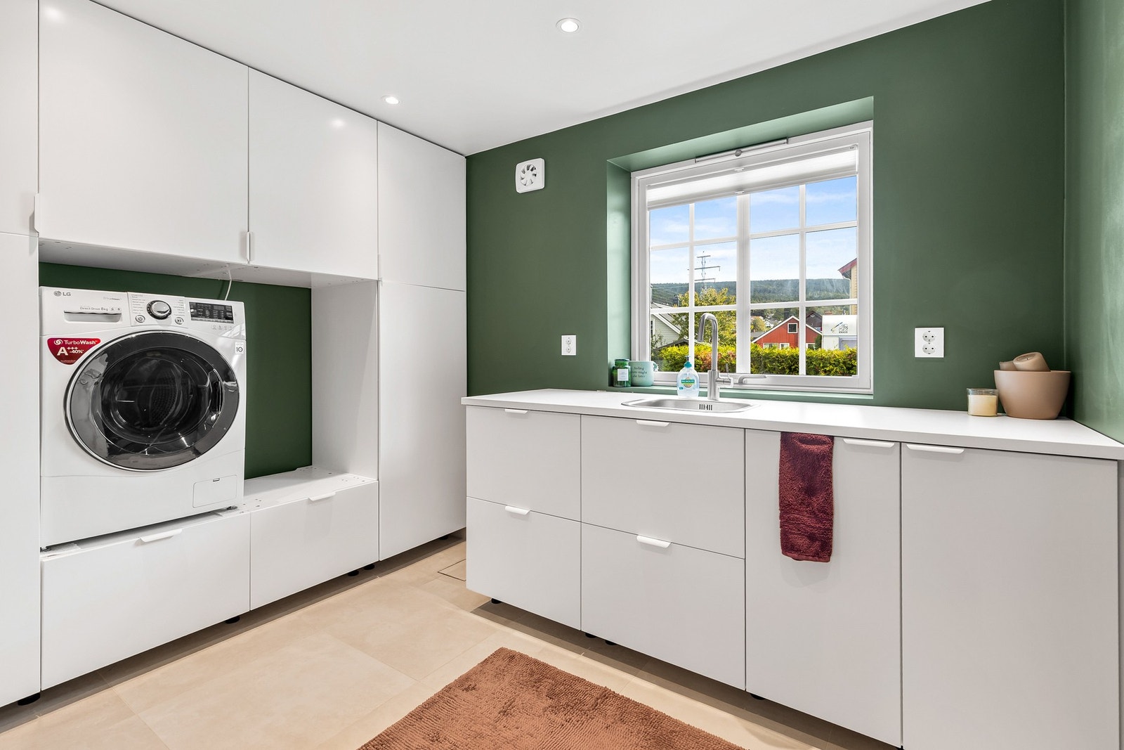 Praktisk vaskerom fra 2022. Rommet er utstyrt med vaskeromsinnredning med nedfelt stålkum og opplegg for vaskemaskin. Det er i tillegg sjakt mellom 2.etg og 1.etg, slik at det kan enkelt transporteres klær og tøy som skal vaskes. Galleribilde