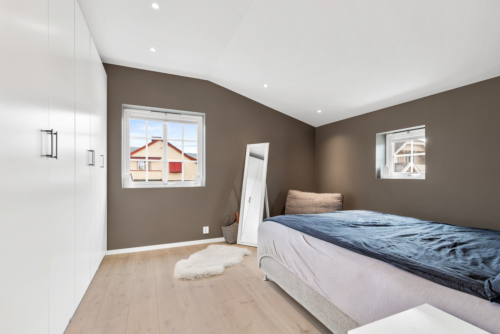 I boligens 2. etasje finner du tre romslige soverom, alle med laminatgulv og slette overflater på vegger og i himling Galleribilde