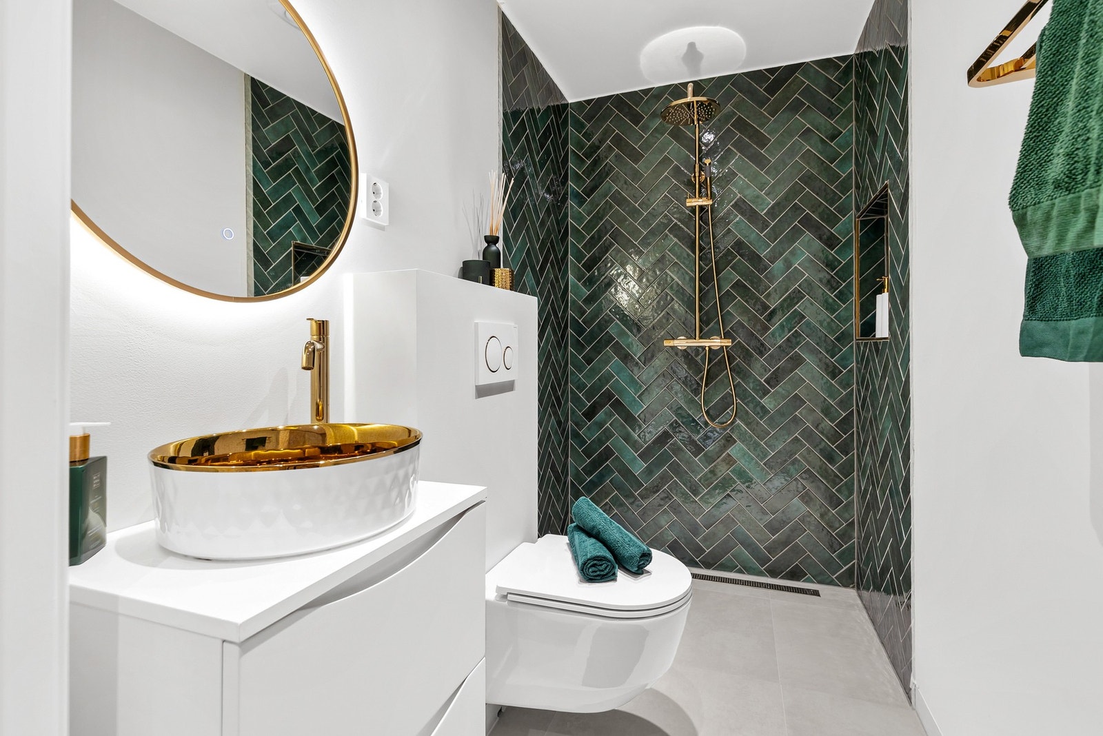 Pent baderom fra 2022 i 1.etg med flotte detaljer og stor dusjnisje. Varmekabler i gulv. Galleribilde