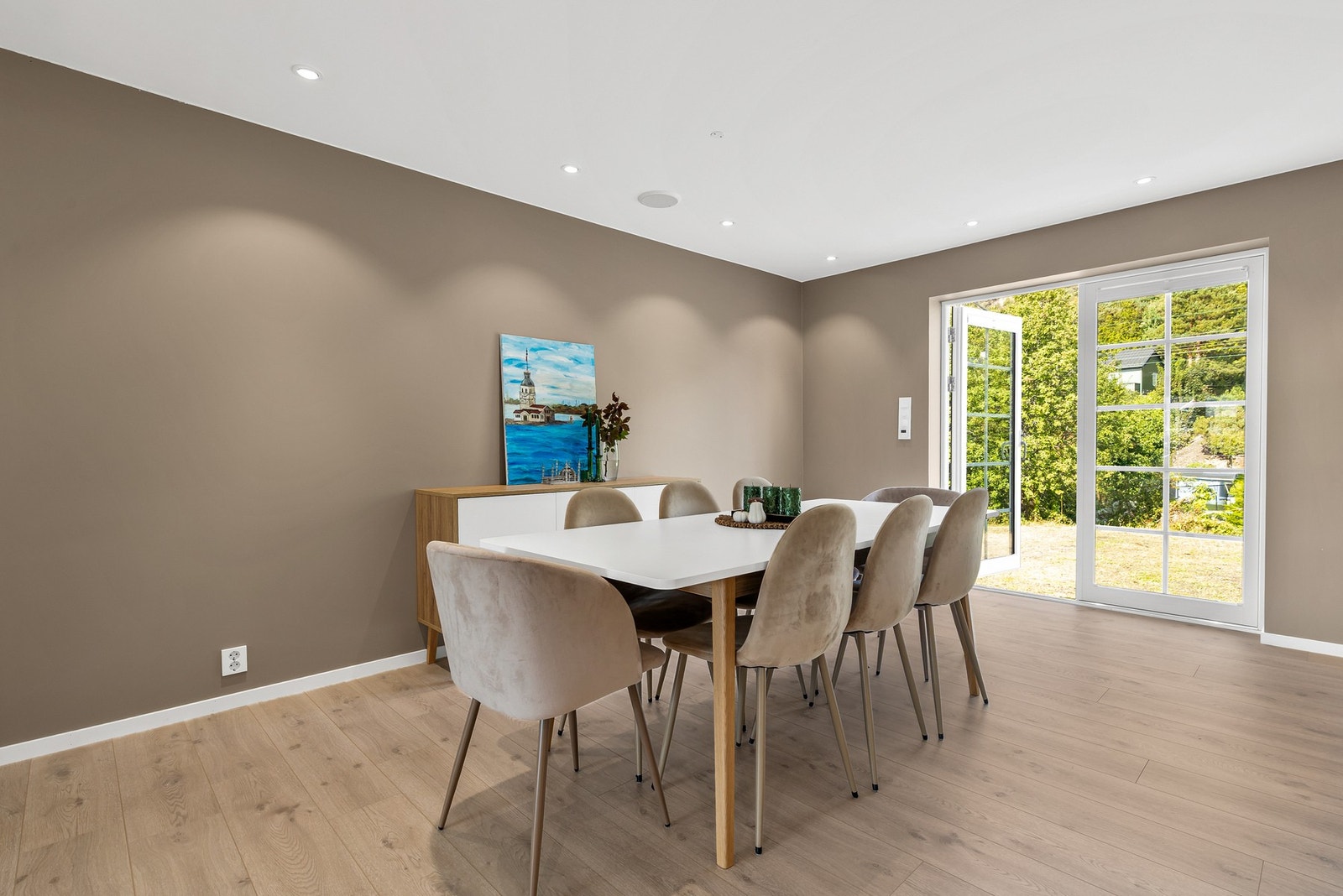 Fra spisestuedelen er det utgang til nordvestvendt uteområdet Galleribilde