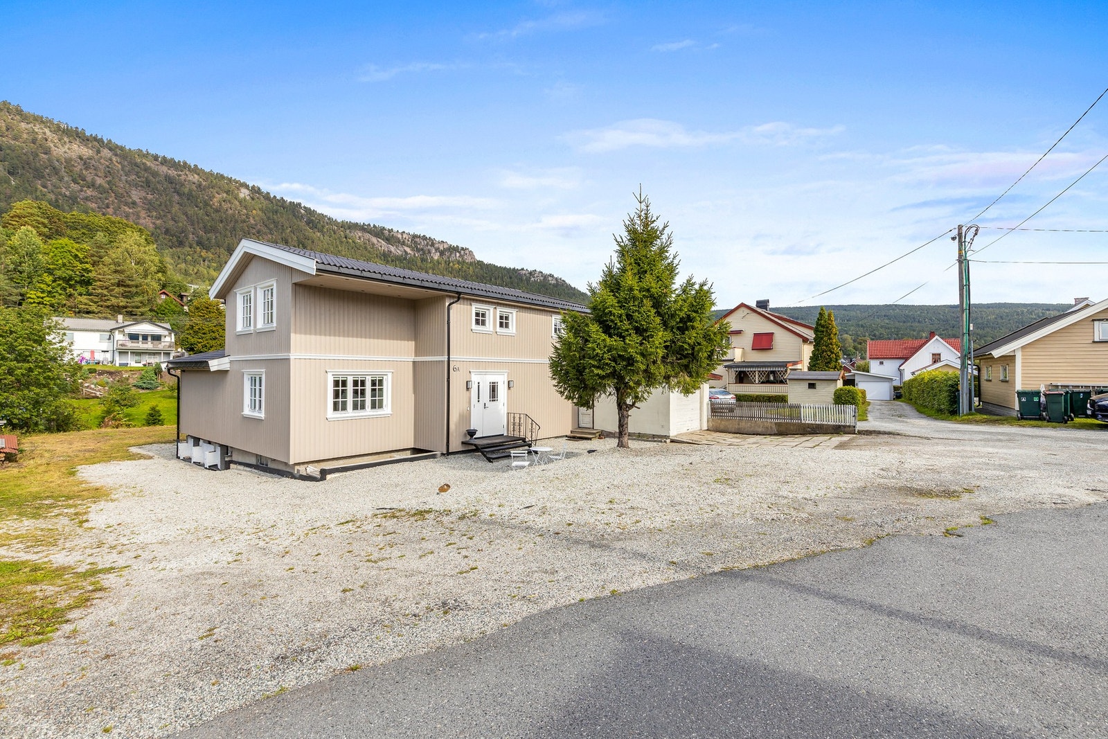 Romslig eiendom med god plass til flere biler. Galleribilde