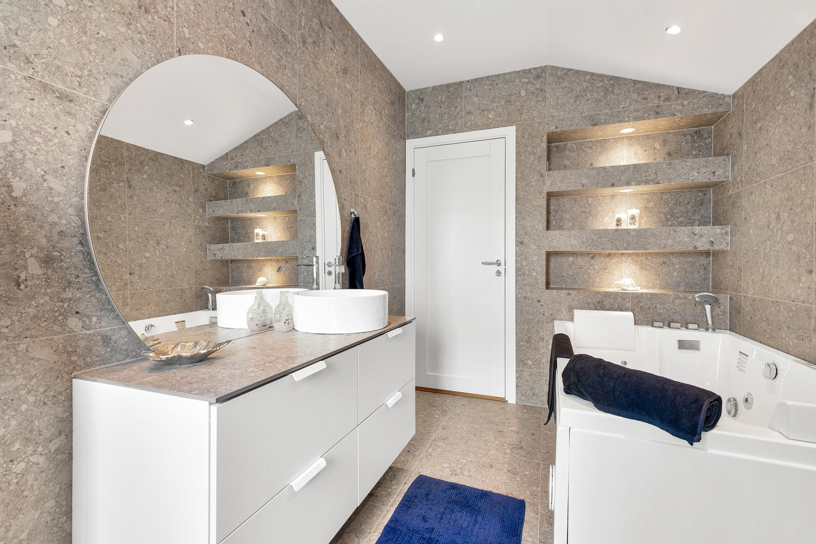 Det er klessjakt fra bad i 2. etg ned til vaskerom Galleribilde