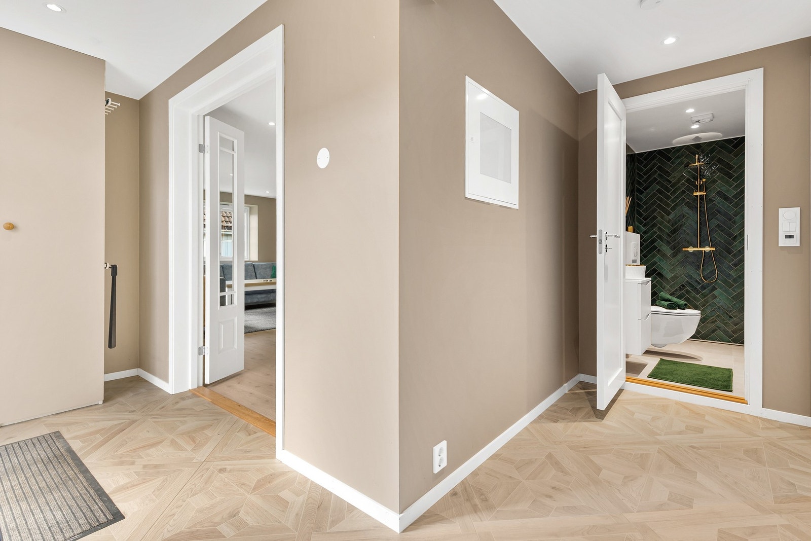 Fra entréen har du adkomst til stue og kjøkken rett frem, mens bad, vaskerom og bod ligger til høyre Galleribilde