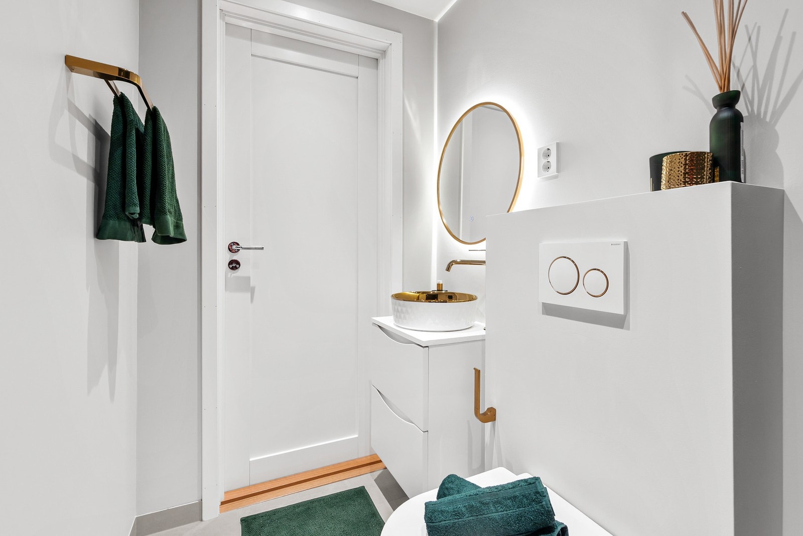 Rommet er utstyrt med innredning som inkluderer ovenpåliggende servant, veggmontert toalett og åpent dusjhjørne Galleribilde