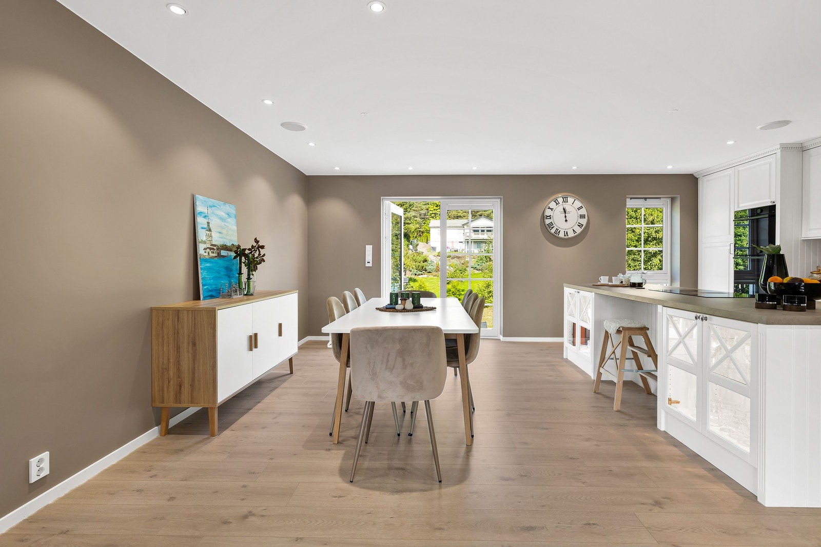 Åpen kjøkkenløsning bidrar til en sosial atmosfære Galleribilde