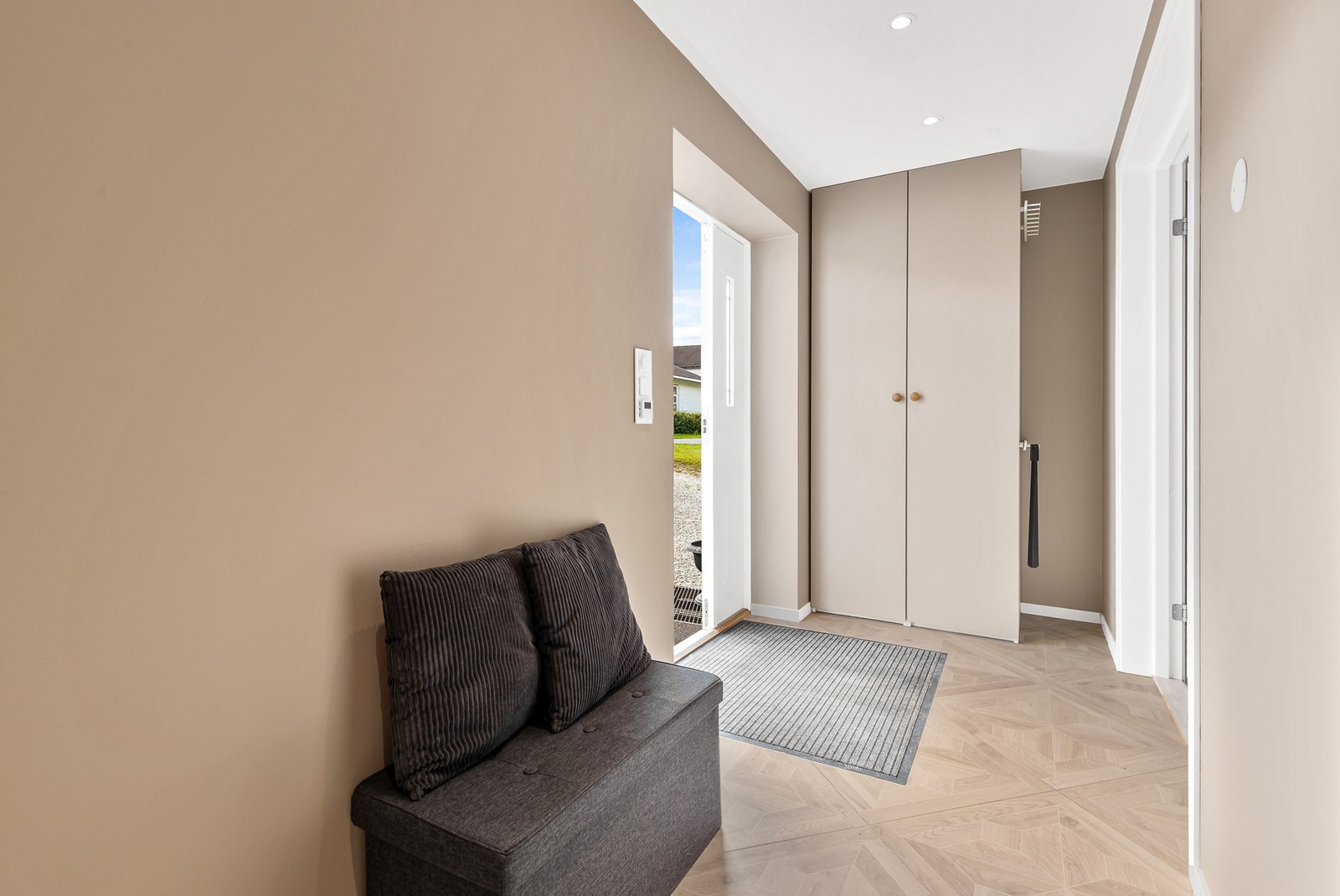 Her er det montert et praktisk garderobeskap som gir god oppbevaringsplass til yttertøy og sko Galleribilde