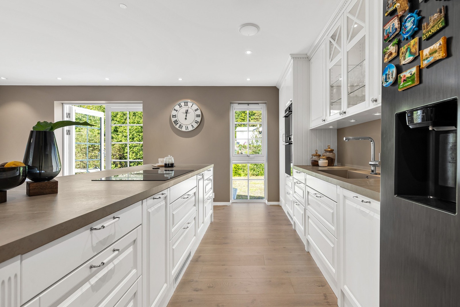 Ventilatoren er integrert i platetoppen og har avtrekk ut. Godt med arbeidsflate og rikelig med skapplass. Galleribilde