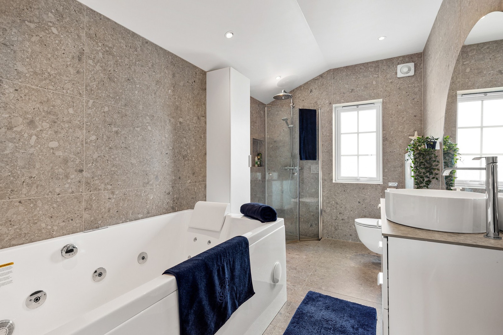 Lekkert, helfliset bad fra 2022 i 2.etg med gulvvarme Galleribilde