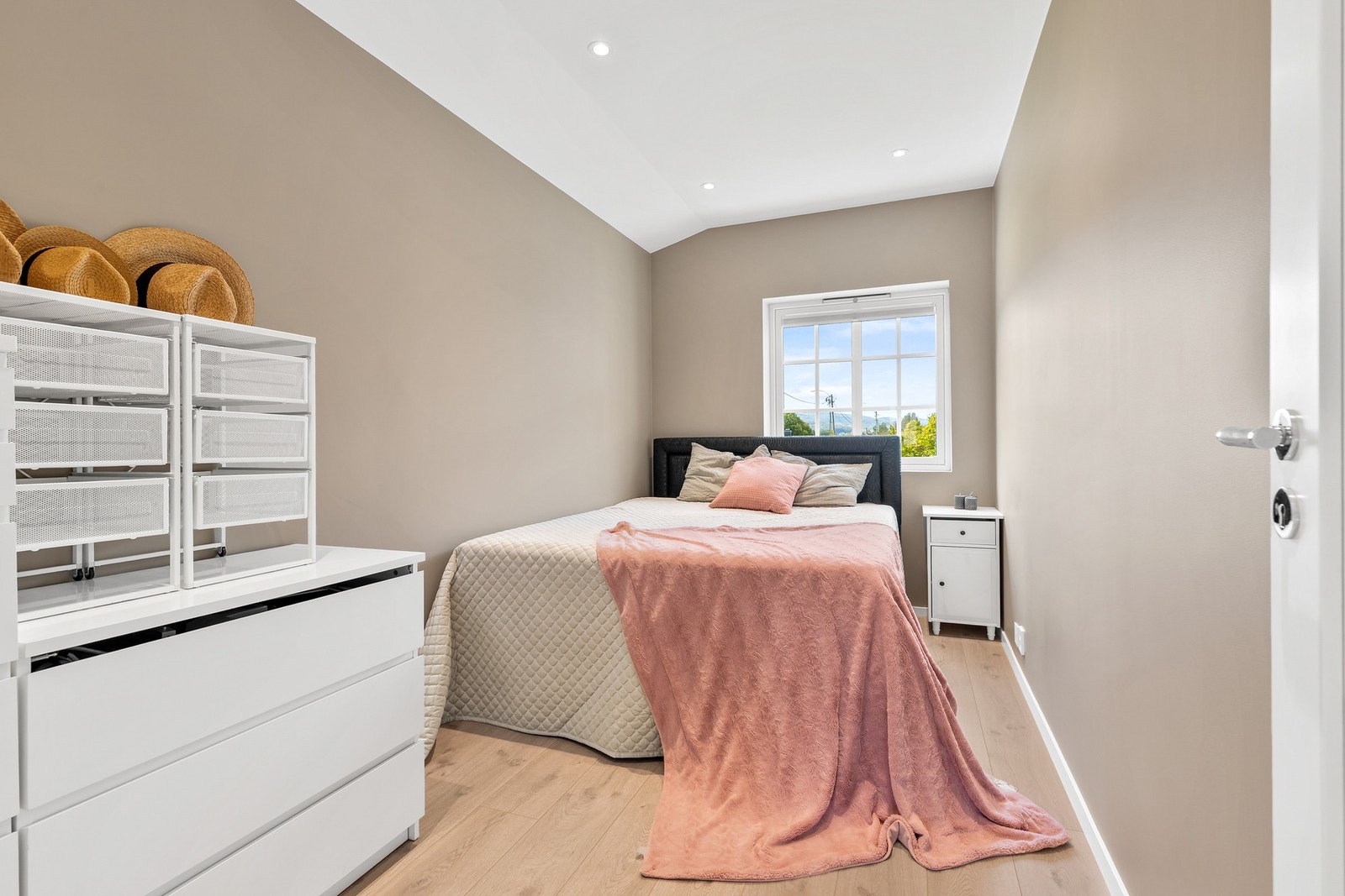 Soverommene har god plass til både seng og garderobeløsning, og gir et funksjonelt bruksareal Galleribilde