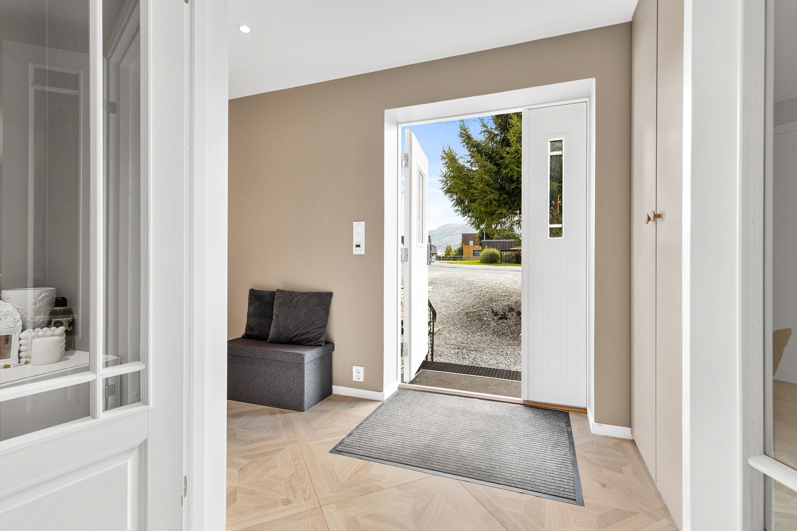 Innbydende entré med flott gulv, slette veggflater og moderne downlights i himlingen. Det er varmefolie i alle oppholdsrom. Galleribilde