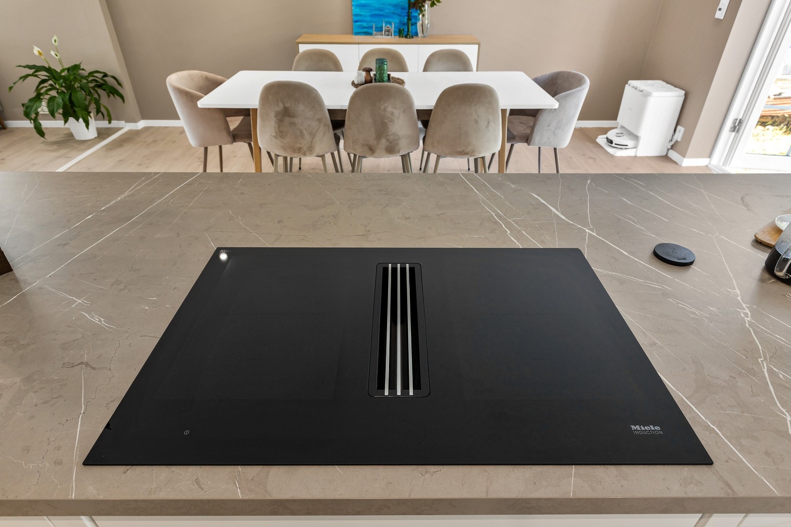 Induksjonstopp fra Miele med avtrekksventilator. Galleribilde