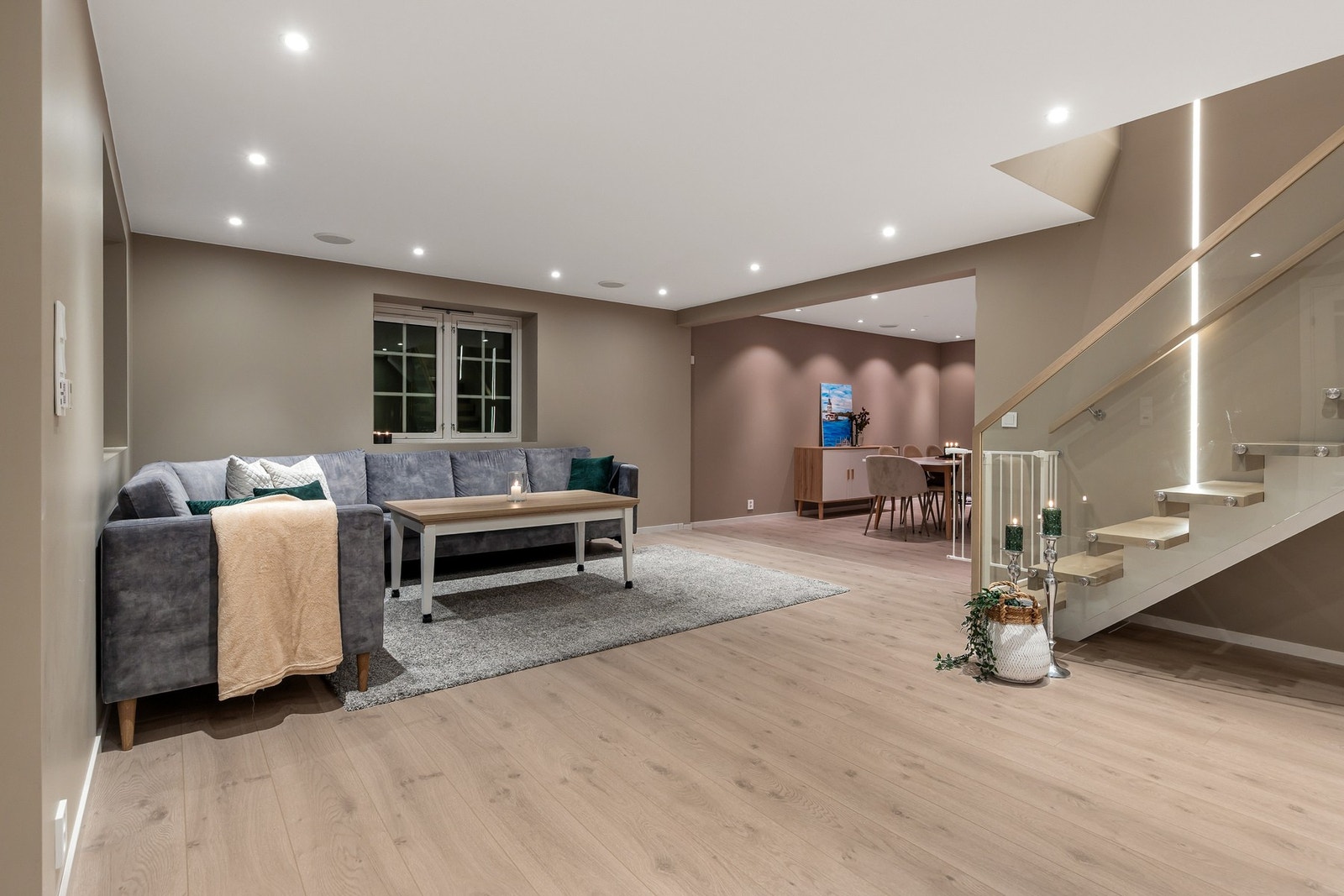 Store vindusflater fra tre sider gir rikelig lysinnslipp og skaper en luftig og behagelig atmosfære Galleribilde