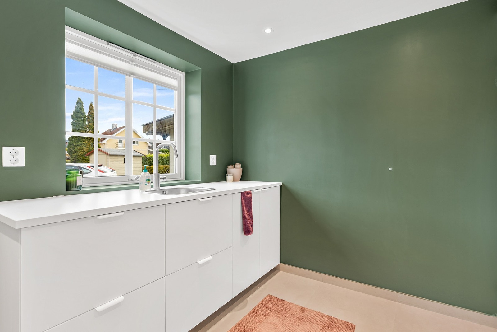 Vaskerommet har malte plater på veggene og malt himling. Gulvet er flislagt og har elektriske varmekabler Galleribilde